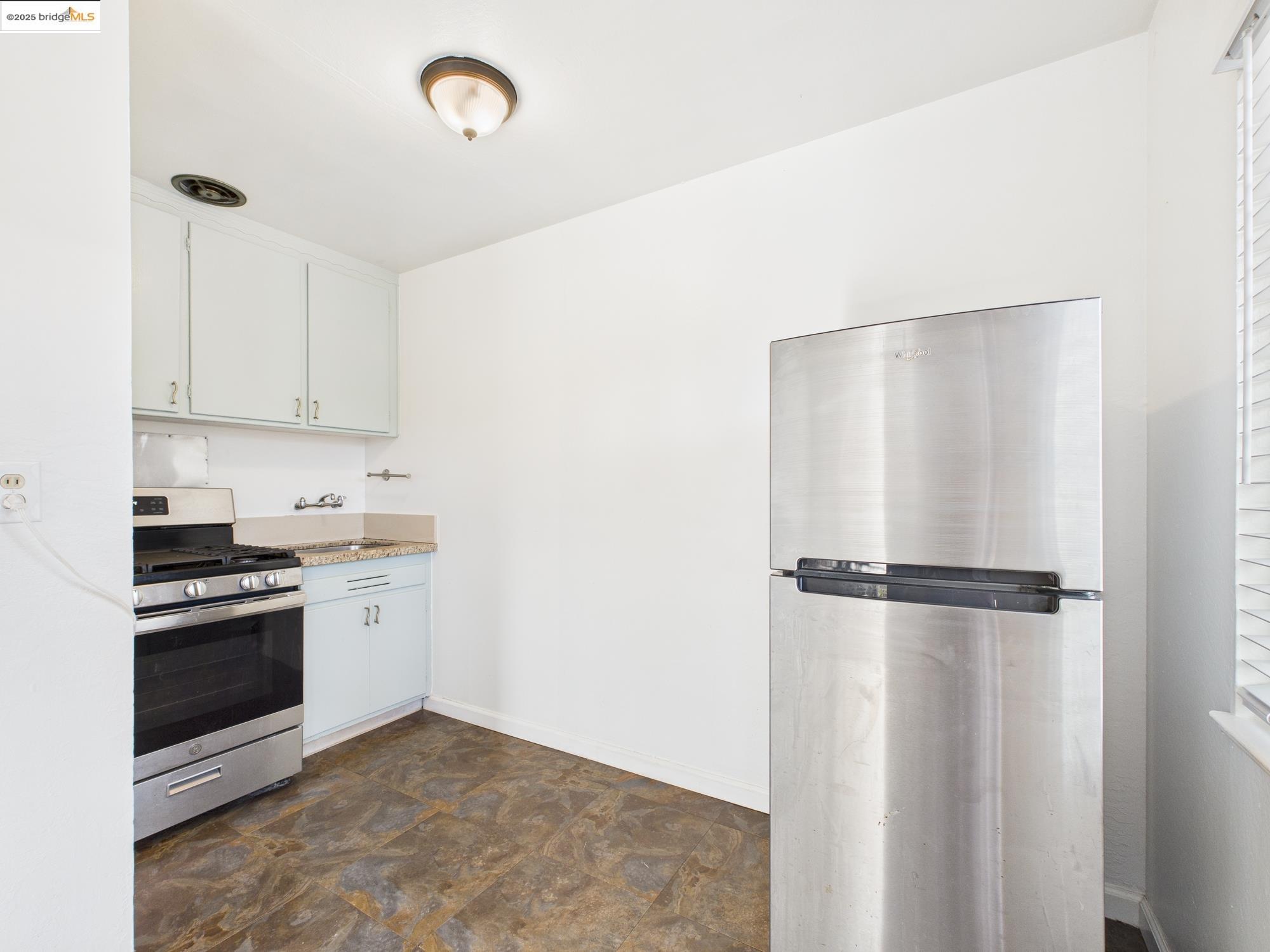Detail Gallery Image 9 of 16 For 3807 Opal St, Oakland,  CA 94609 - 1 Beds | 1 Baths