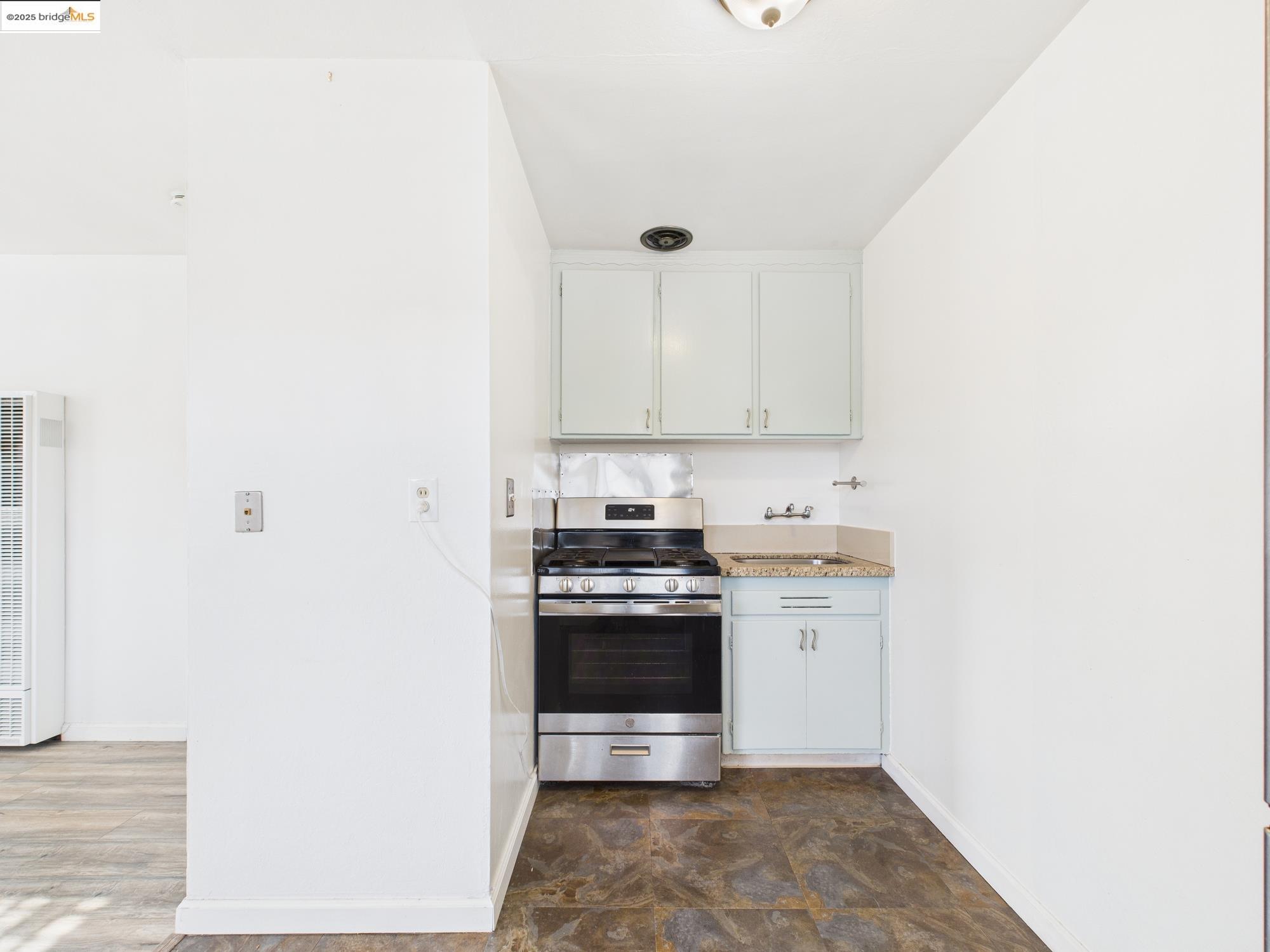 Detail Gallery Image 10 of 16 For 3807 Opal St, Oakland,  CA 94609 - 1 Beds | 1 Baths