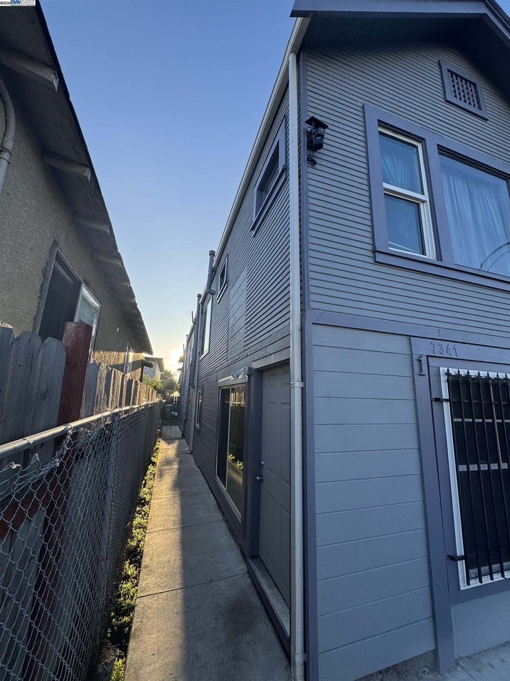 Detail Gallery Image 5 of 19 For 7341 Lockwood St, Oakland,  CA 94621 - – Beds | – Baths