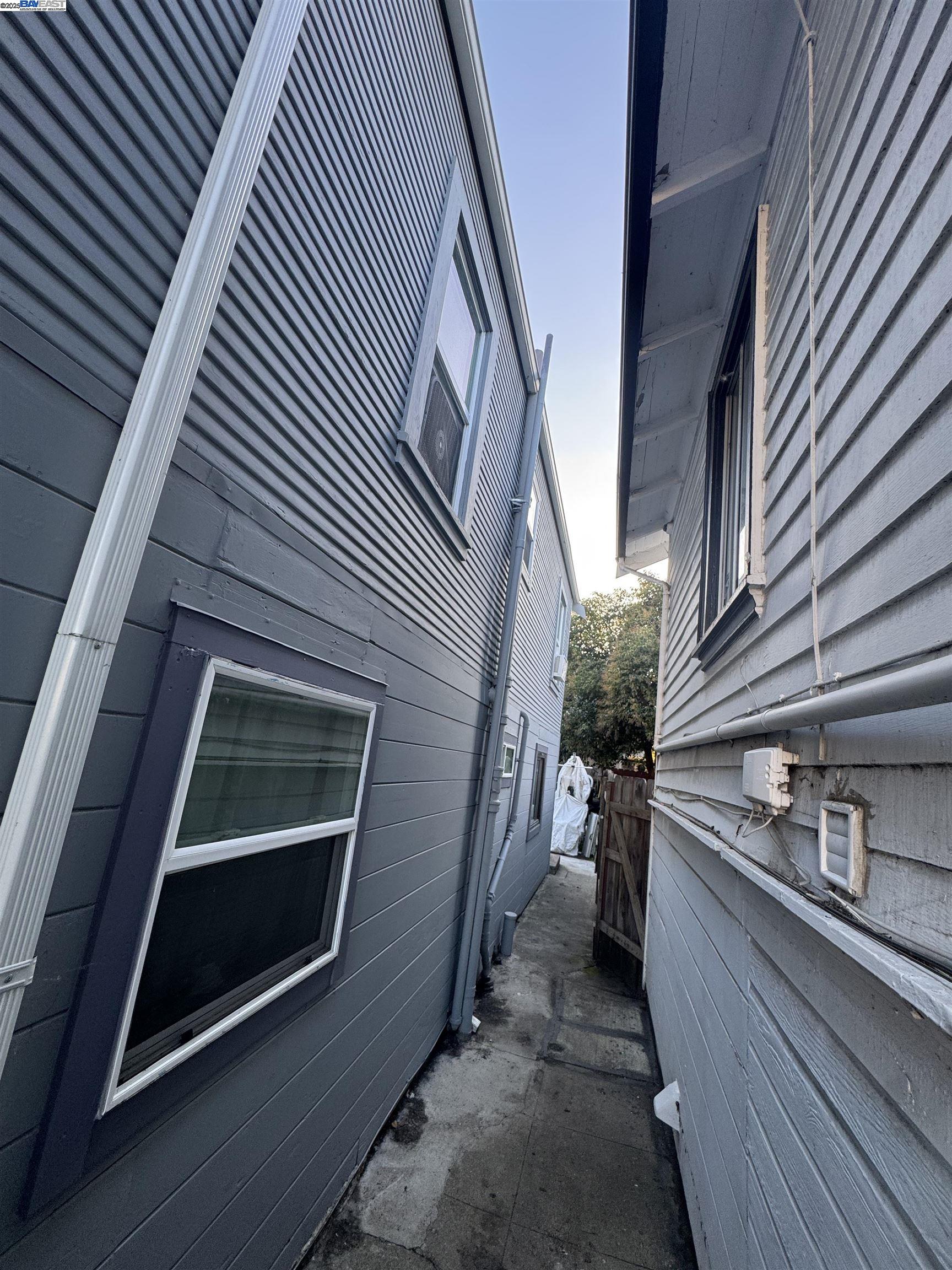 Detail Gallery Image 5 of 22 For 7341 Lockwood St, Oakland,  CA 94621 - 4 Beds | 2 Baths