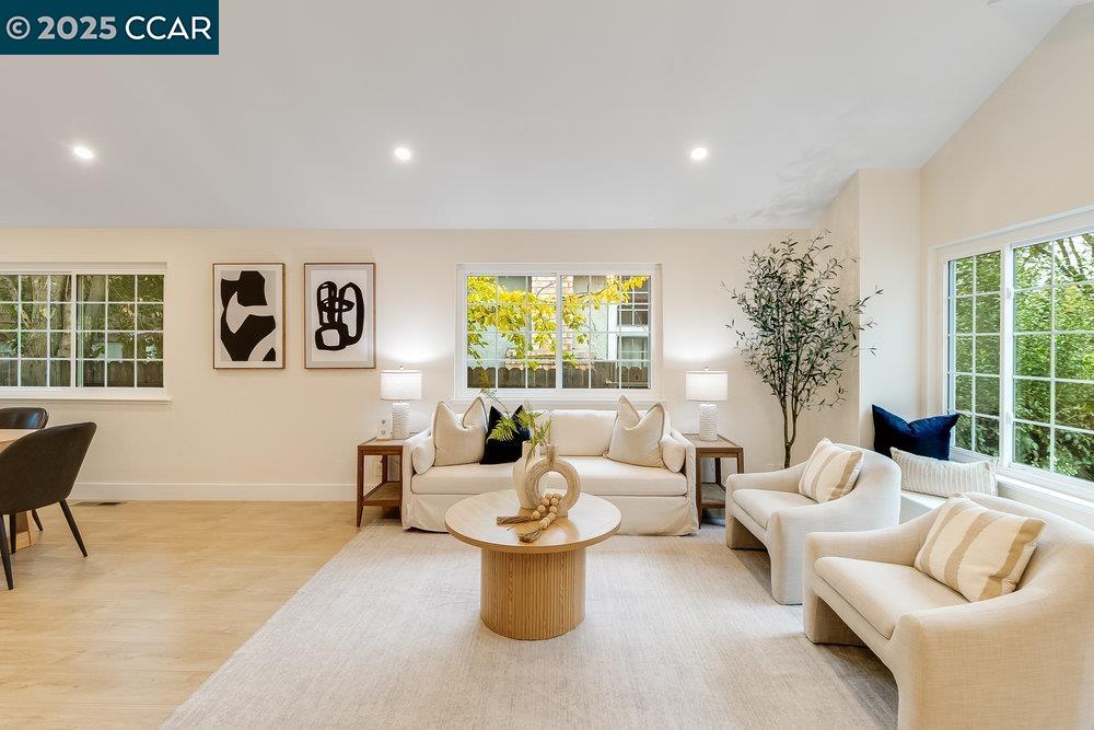 Detail Gallery Image 4 of 53 For 312 Summerfield Dr, Vacaville,  CA 95687 - 5 Beds | 3 Baths