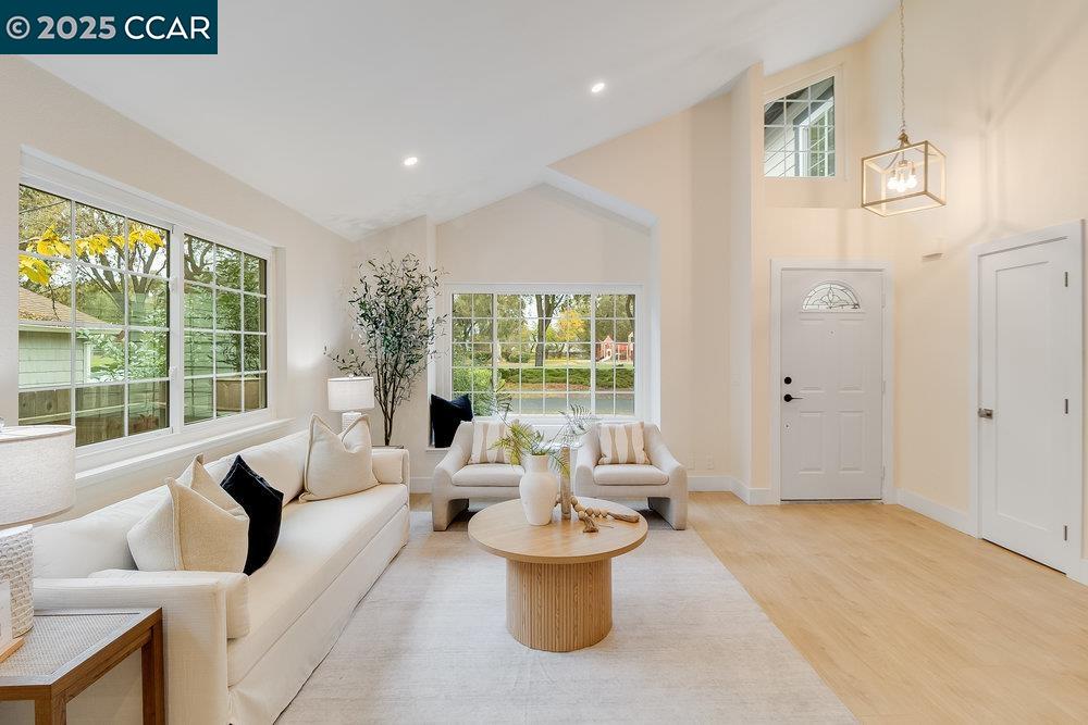 Detail Gallery Image 5 of 53 For 312 Summerfield Dr, Vacaville,  CA 95687 - 5 Beds | 3 Baths