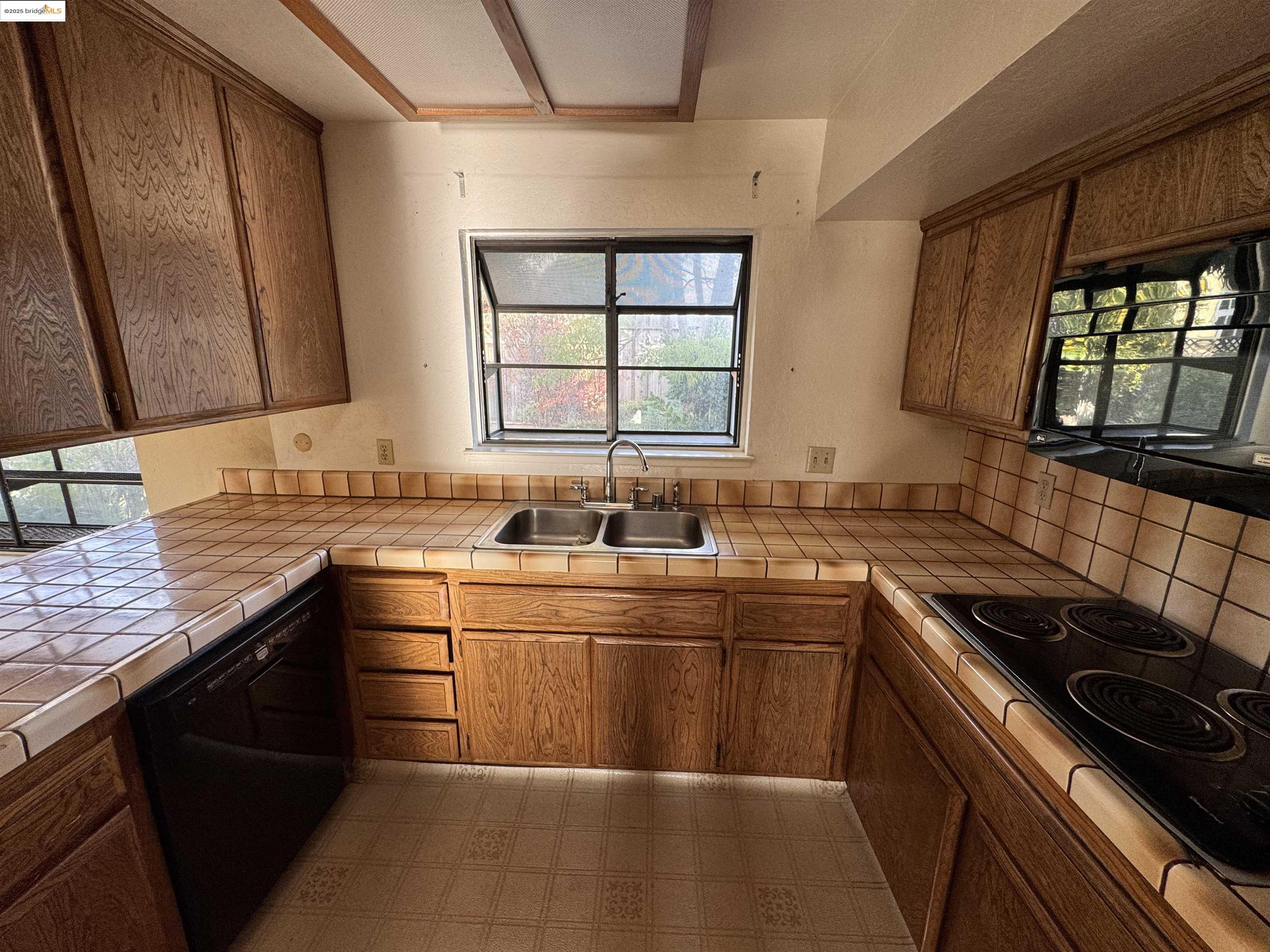 Detail Gallery Image 10 of 49 For 7081 Ann Arbor Way, Dublin,  CA 94568 - 4 Beds | 2/1 Baths