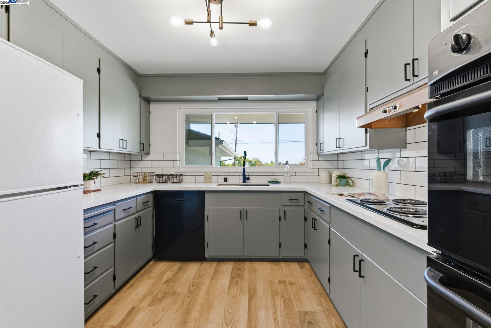 Detail Gallery Image 6 of 24 For 2724 Benedict Dr, San Leandro,  CA 94577 - 3 Beds | 2/1 Baths