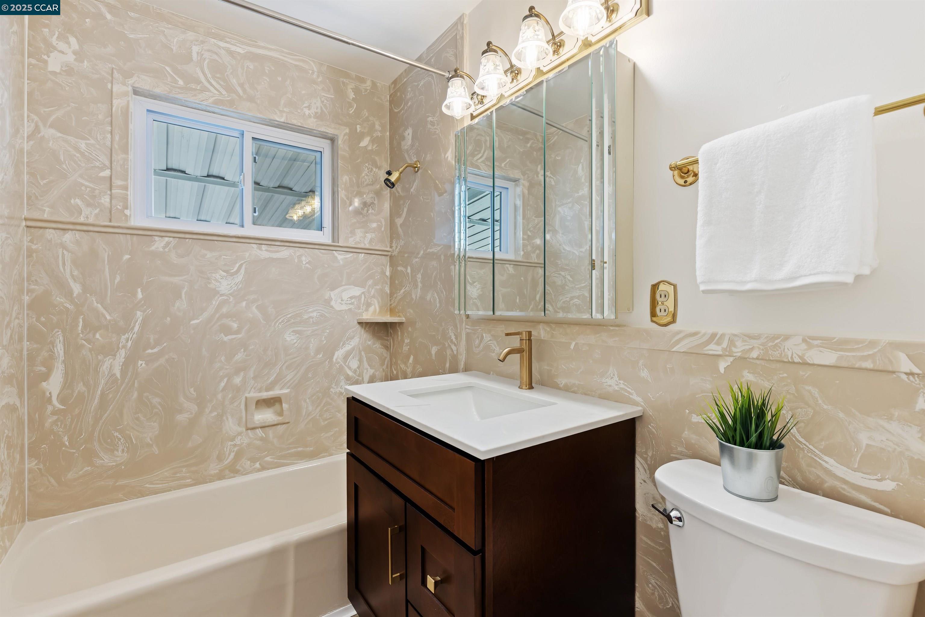 Detail Gallery Image 12 of 38 For 2321 Camino Dolores, Castro Valley,  CA 94546 - 3 Beds | 3 Baths