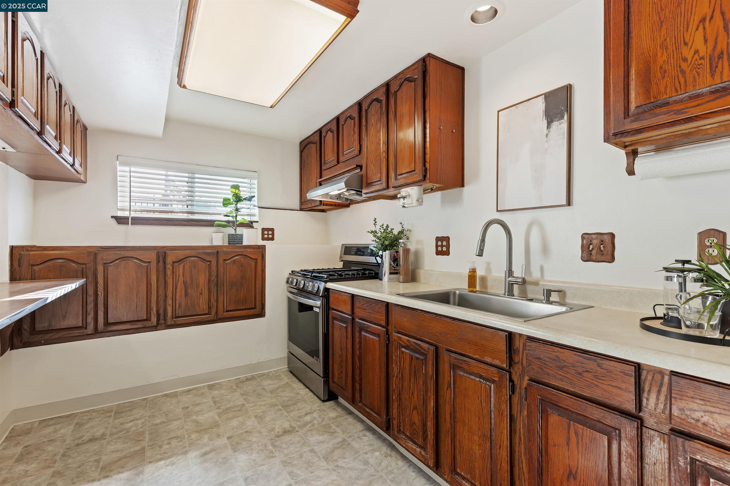 Detail Gallery Image 19 of 38 For 2321 Camino Dolores, Castro Valley,  CA 94546 - 3 Beds | 3 Baths