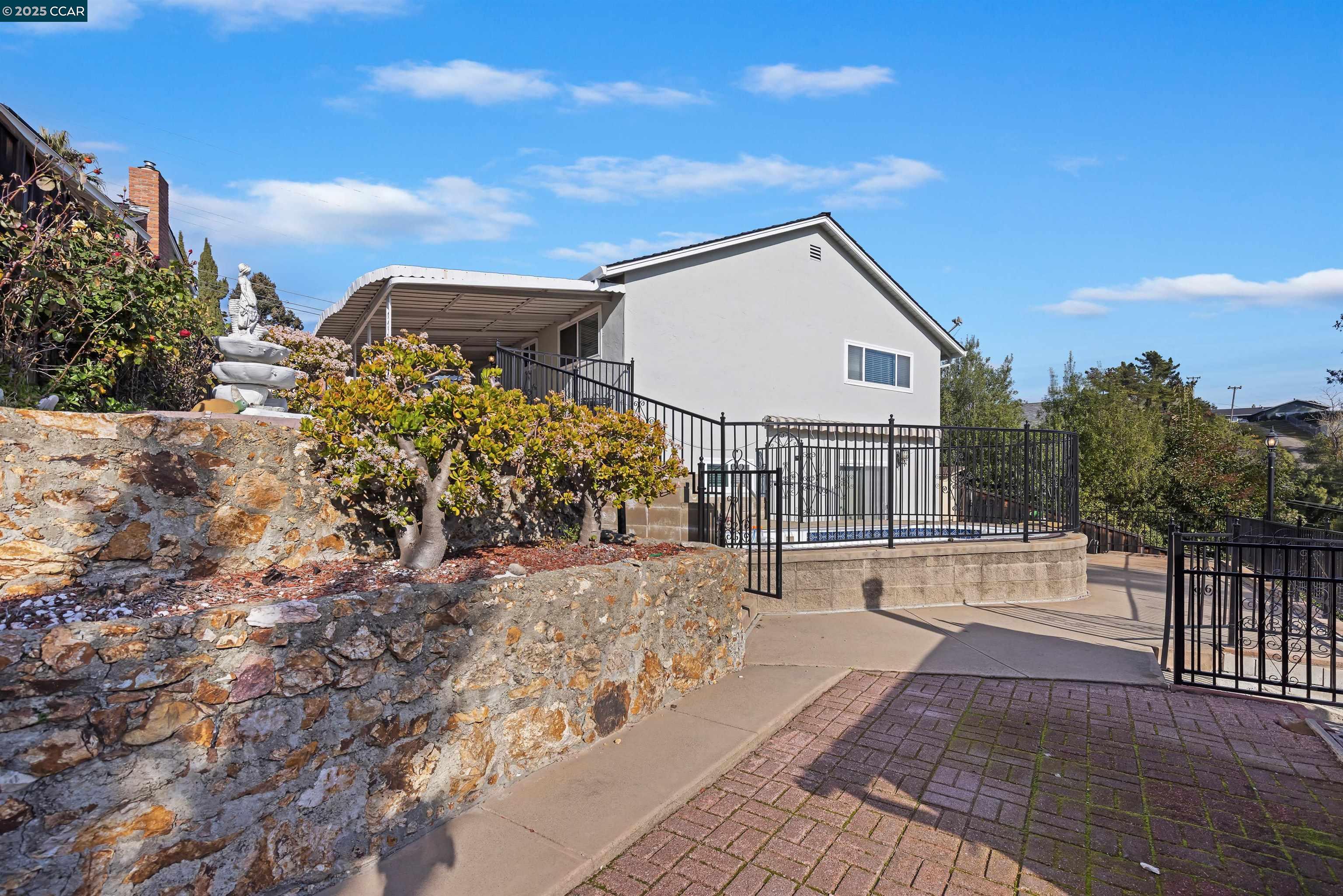 Detail Gallery Image 23 of 38 For 2321 Camino Dolores, Castro Valley,  CA 94546 - 3 Beds | 3 Baths