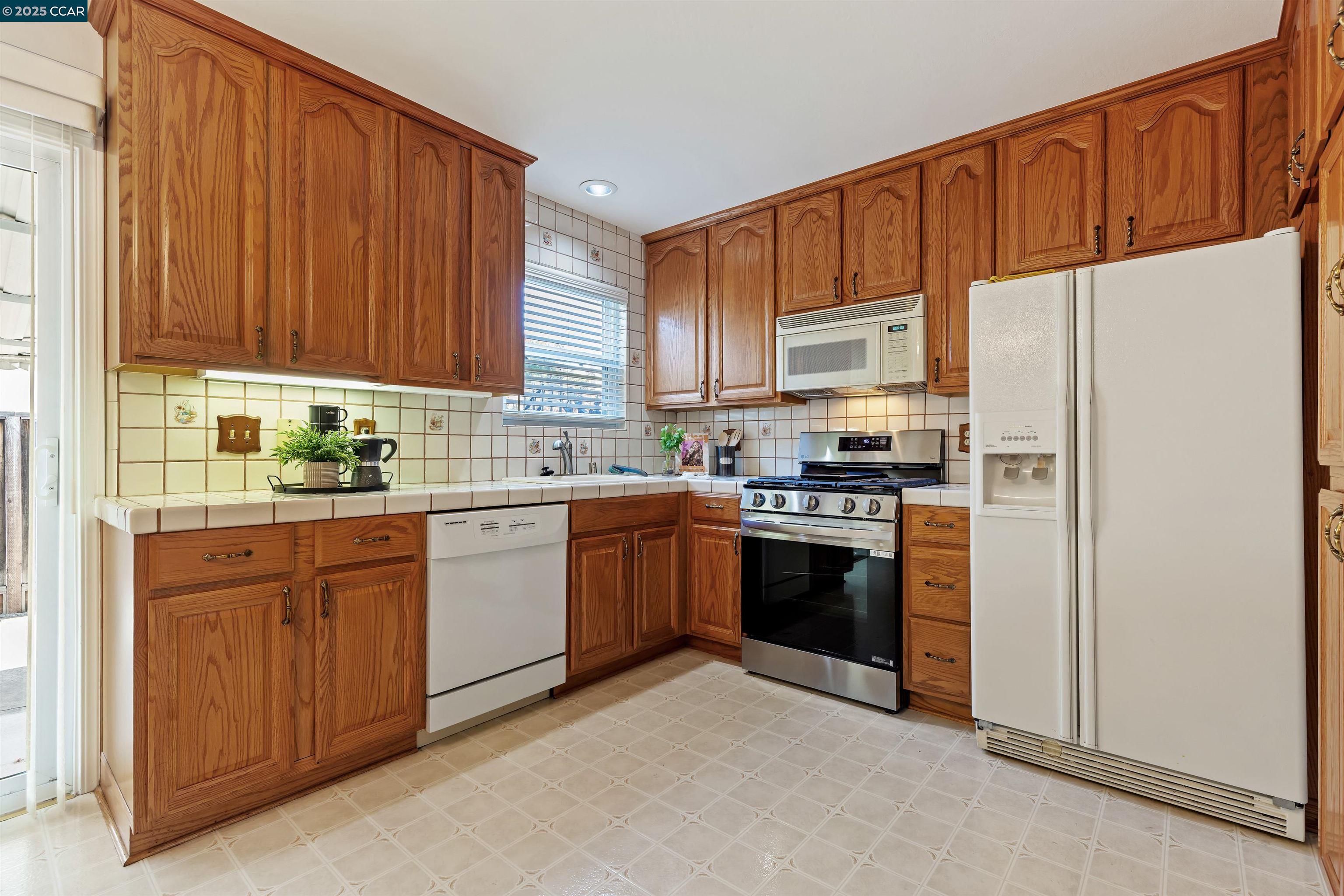 Detail Gallery Image 8 of 38 For 2321 Camino Dolores, Castro Valley,  CA 94546 - 3 Beds | 3 Baths