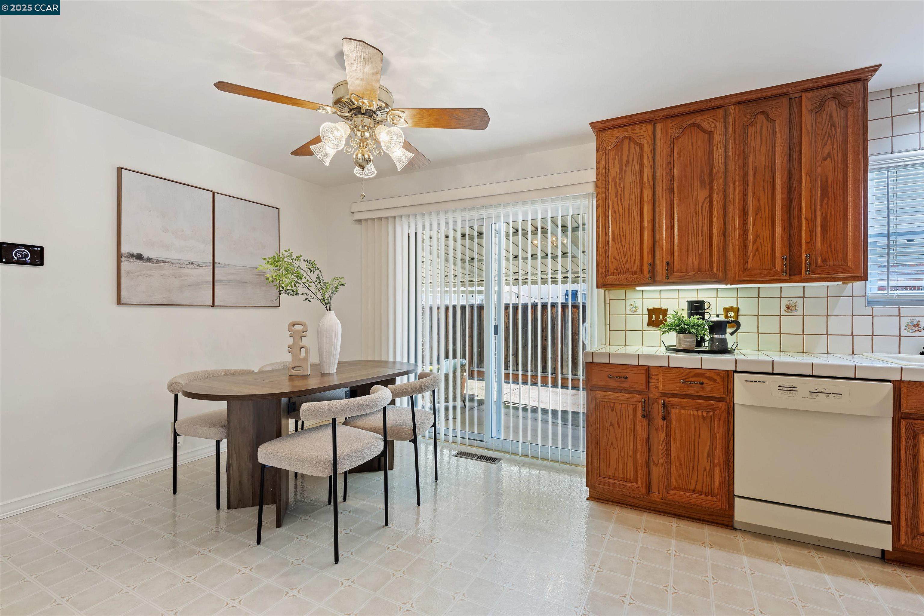 Detail Gallery Image 9 of 38 For 2321 Camino Dolores, Castro Valley,  CA 94546 - 3 Beds | 3 Baths