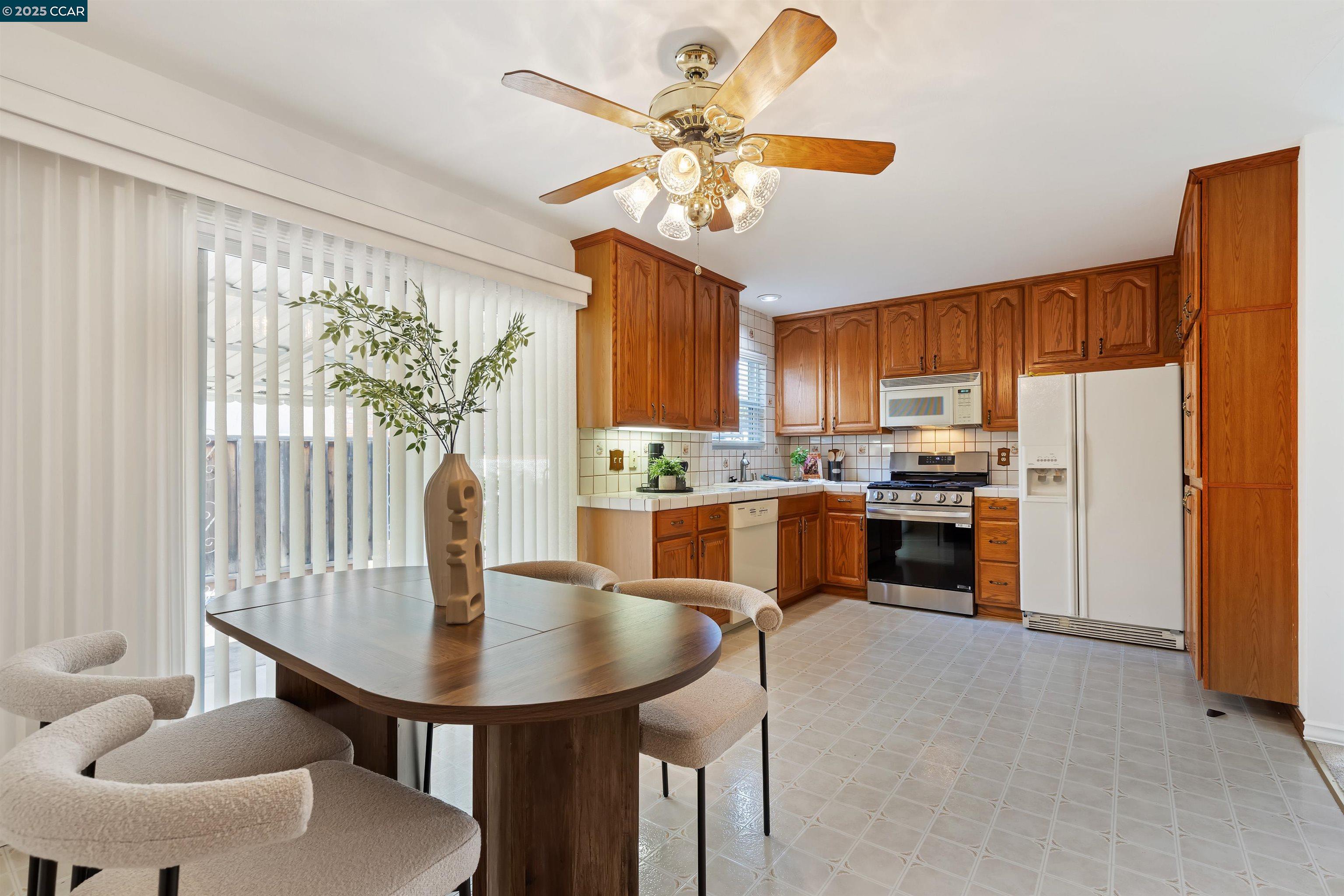 Detail Gallery Image 10 of 38 For 2321 Camino Dolores, Castro Valley,  CA 94546 - 3 Beds | 3 Baths