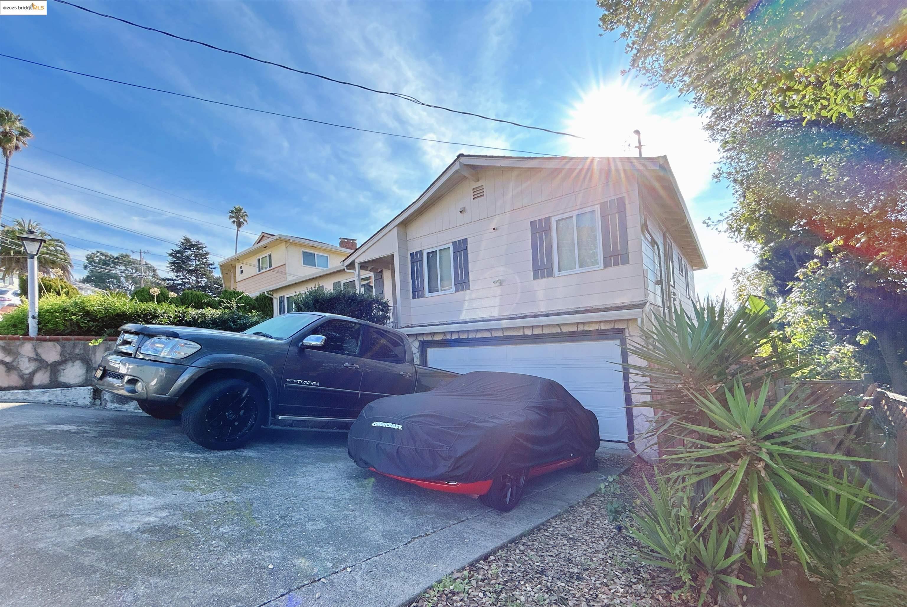 Detail Gallery Image 2 of 10 For 8415 Aster Ave., Oakland,  CA 94602 - 3 Beds | 2 Baths