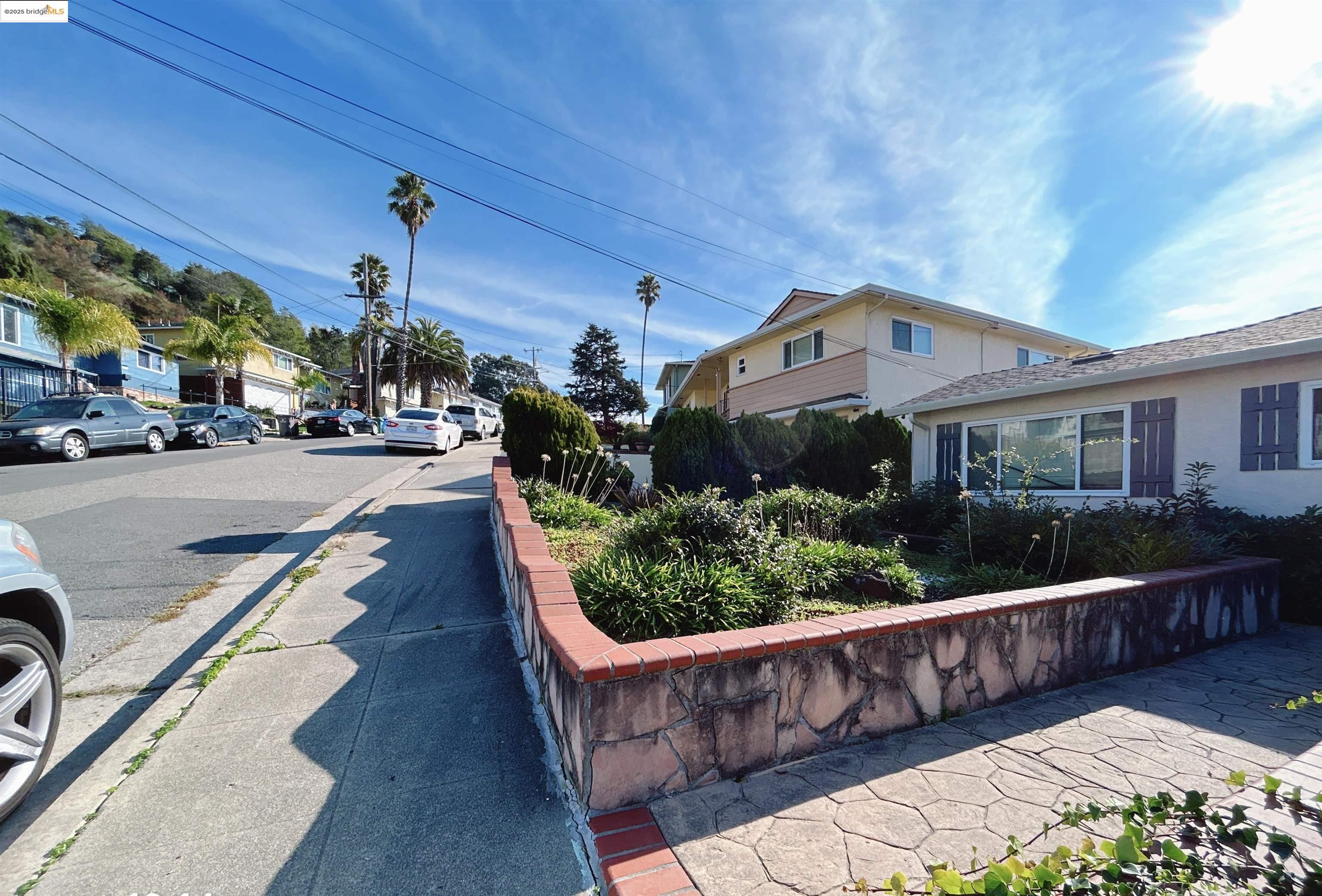 Detail Gallery Image 3 of 10 For 8415 Aster Ave., Oakland,  CA 94602 - 3 Beds | 2 Baths