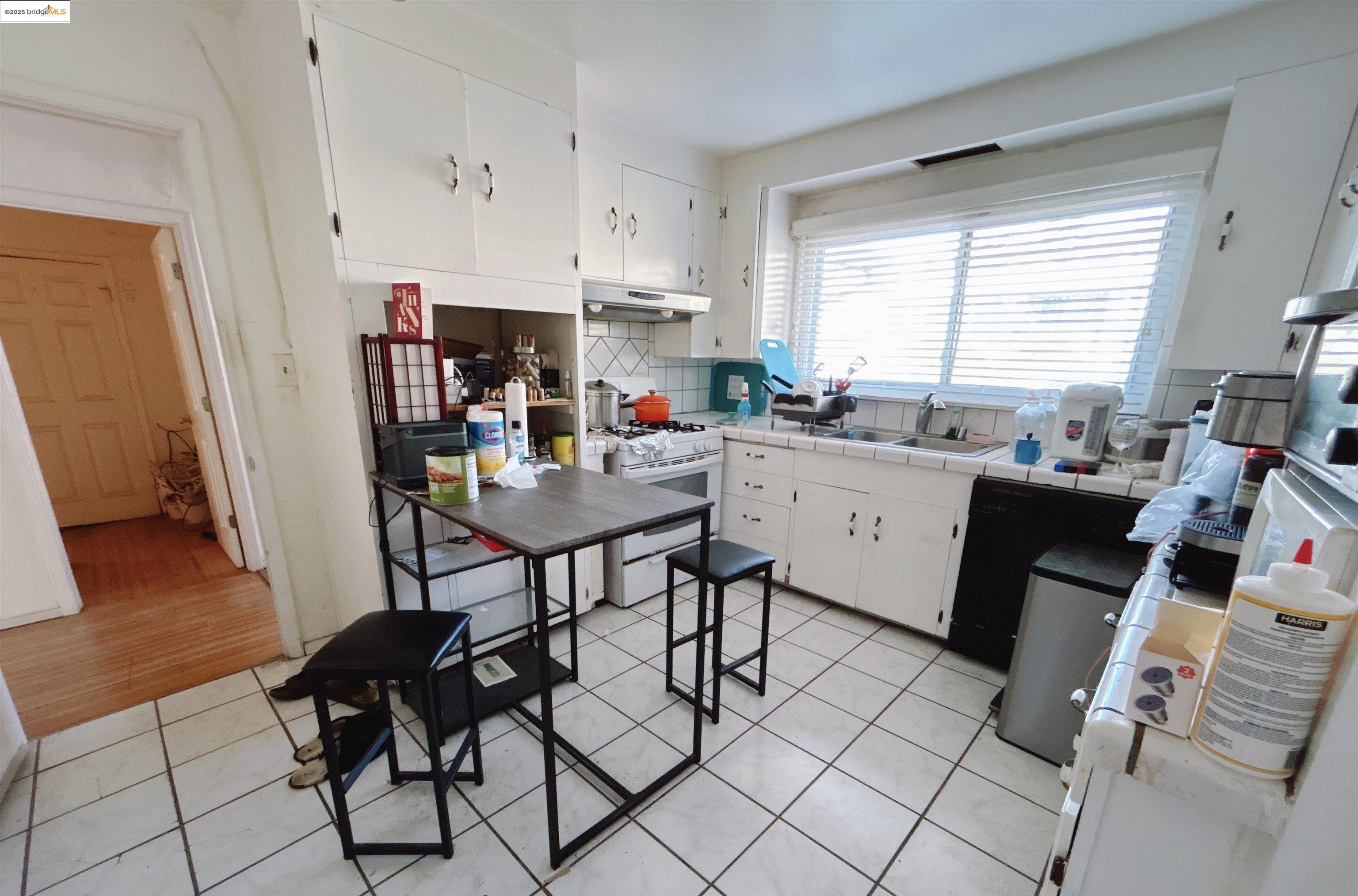 Detail Gallery Image 4 of 10 For 8415 Aster Ave., Oakland,  CA 94602 - 3 Beds | 2 Baths