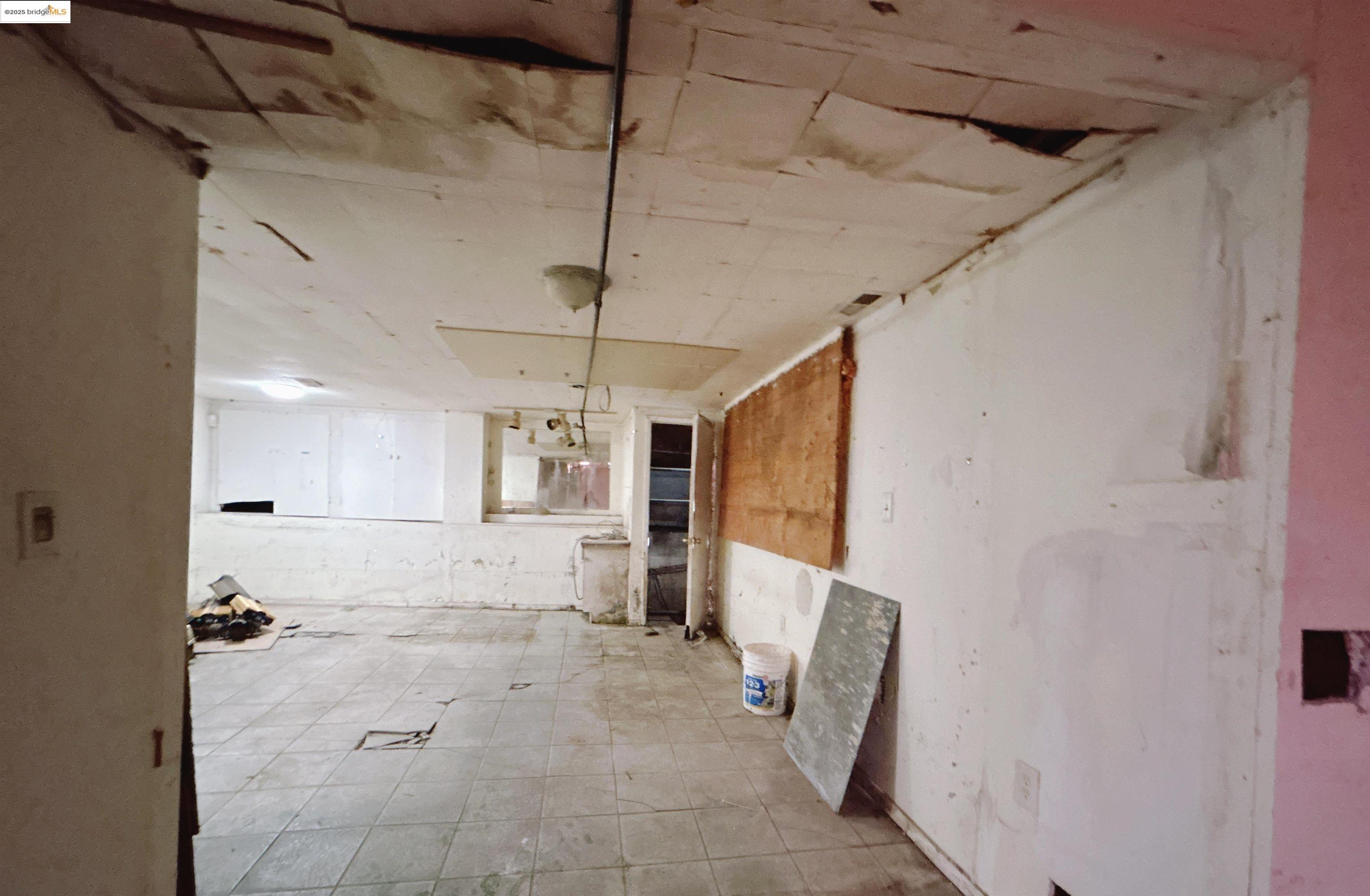 Detail Gallery Image 7 of 10 For 8415 Aster Ave., Oakland,  CA 94602 - 3 Beds | 2 Baths