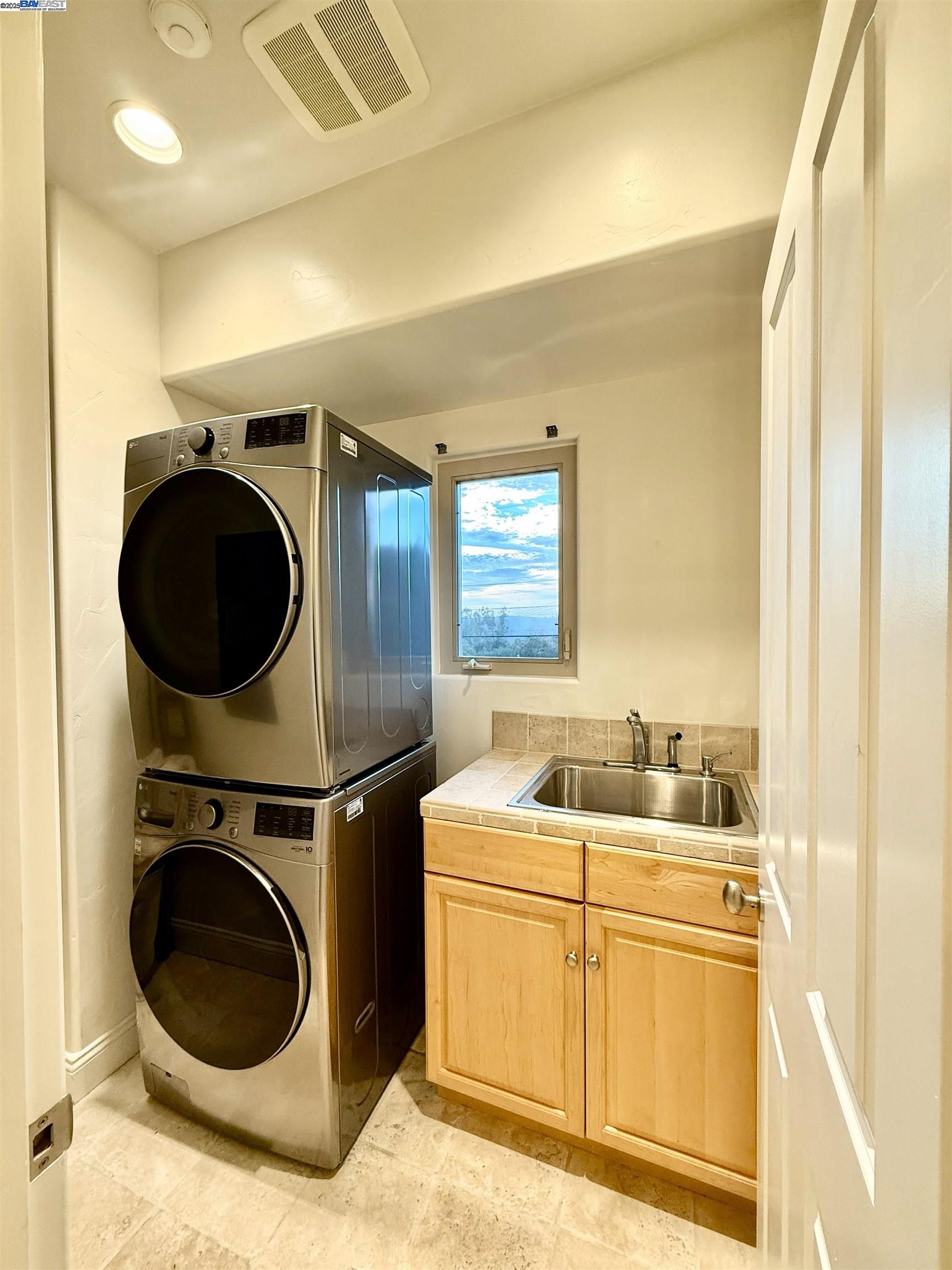 Detail Gallery Image 13 of 30 For 4400 Saint Andrews Rd, Oakland,  CA 94605 - 4 Beds | 2/1 Baths