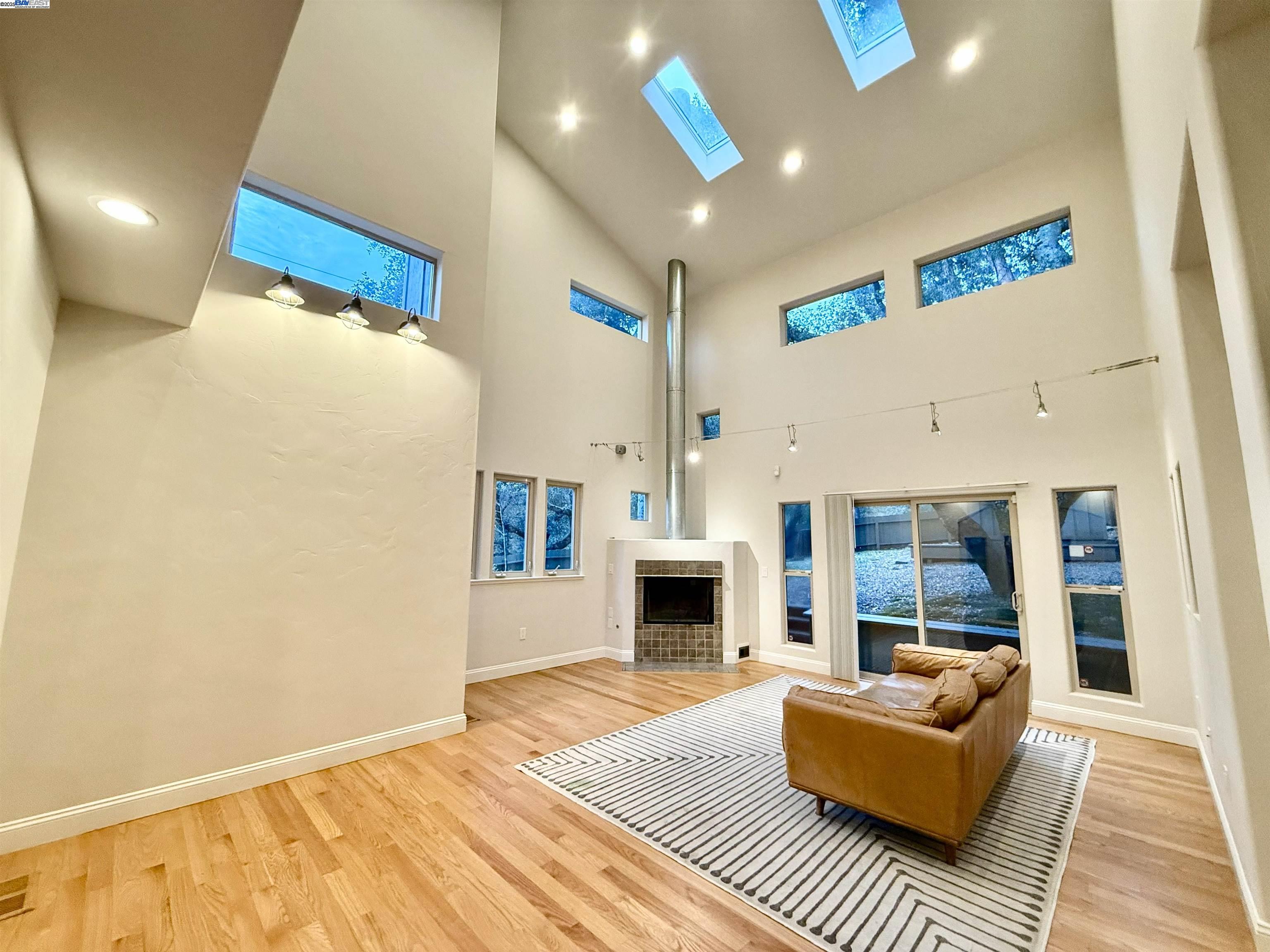 Detail Gallery Image 3 of 30 For 4400 Saint Andrews Rd, Oakland,  CA 94605 - 4 Beds | 2/1 Baths