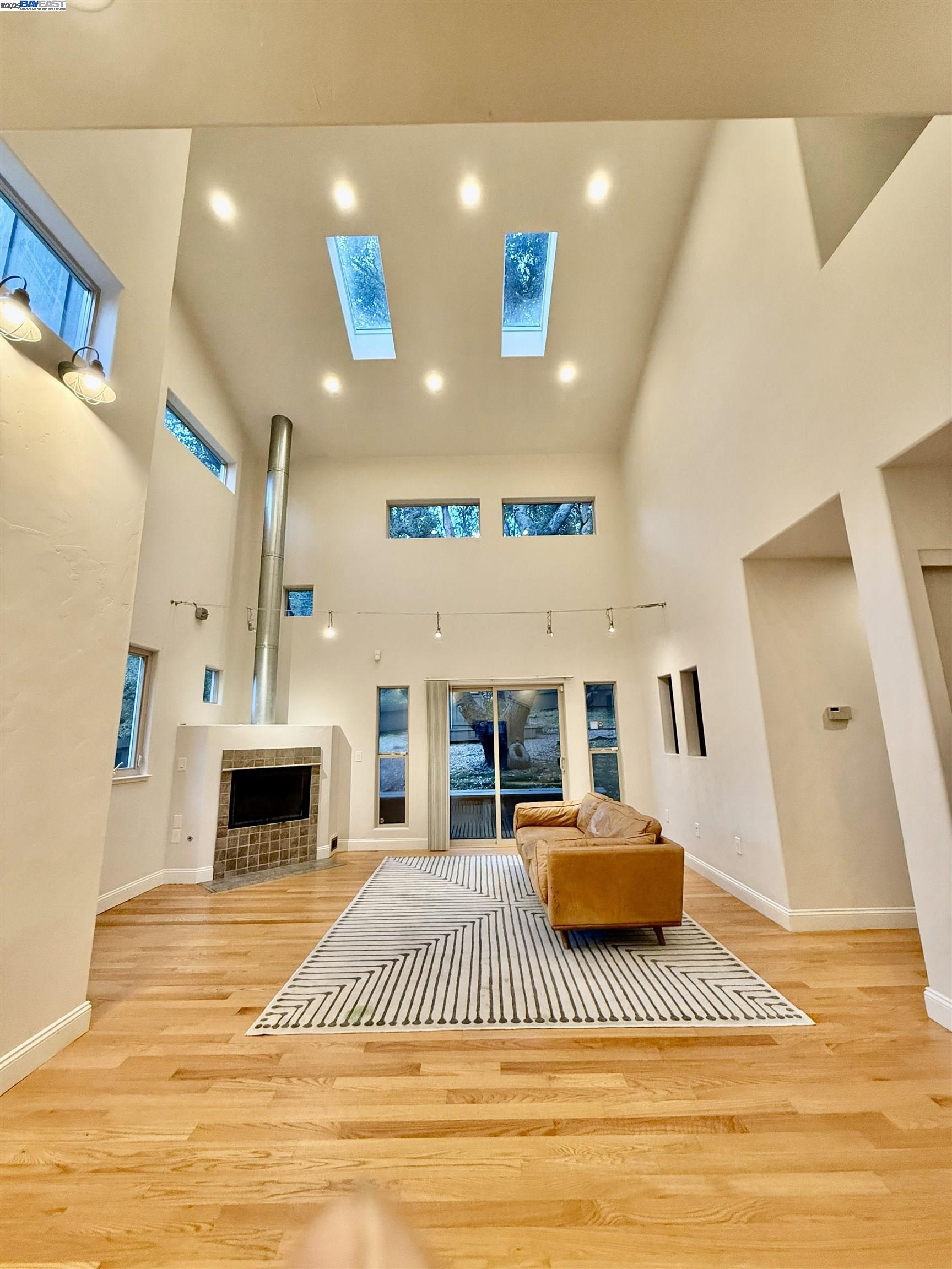 Detail Gallery Image 4 of 30 For 4400 Saint Andrews Rd, Oakland,  CA 94605 - 4 Beds | 2/1 Baths