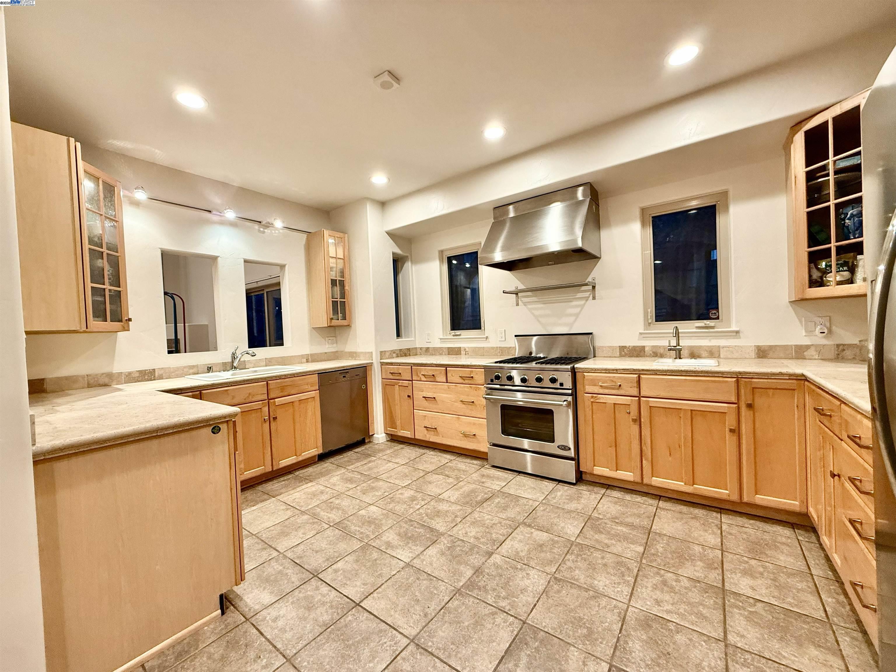 Detail Gallery Image 6 of 30 For 4400 Saint Andrews Rd, Oakland,  CA 94605 - 4 Beds | 2/1 Baths