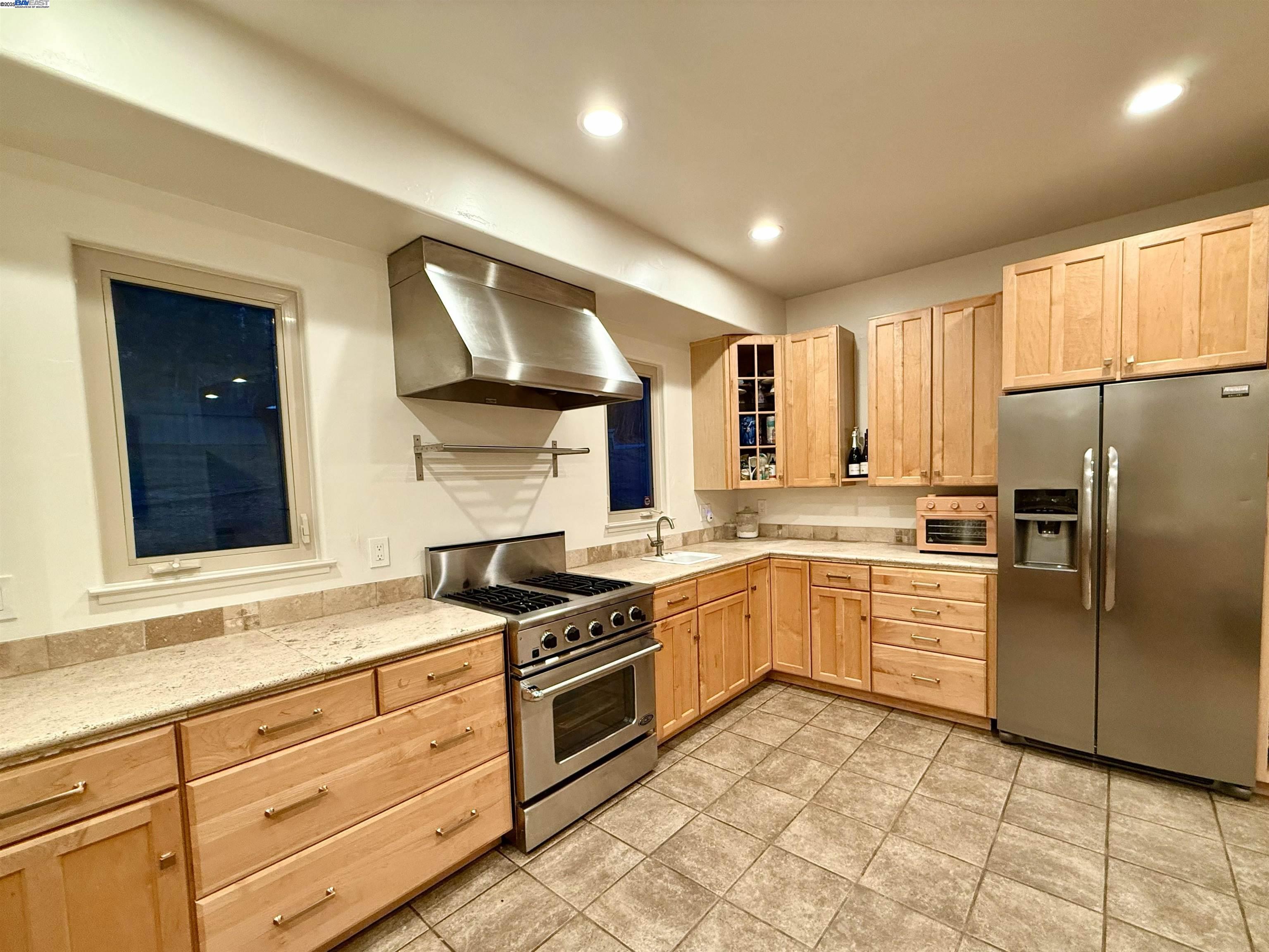 Detail Gallery Image 7 of 30 For 4400 Saint Andrews Rd, Oakland,  CA 94605 - 4 Beds | 2/1 Baths