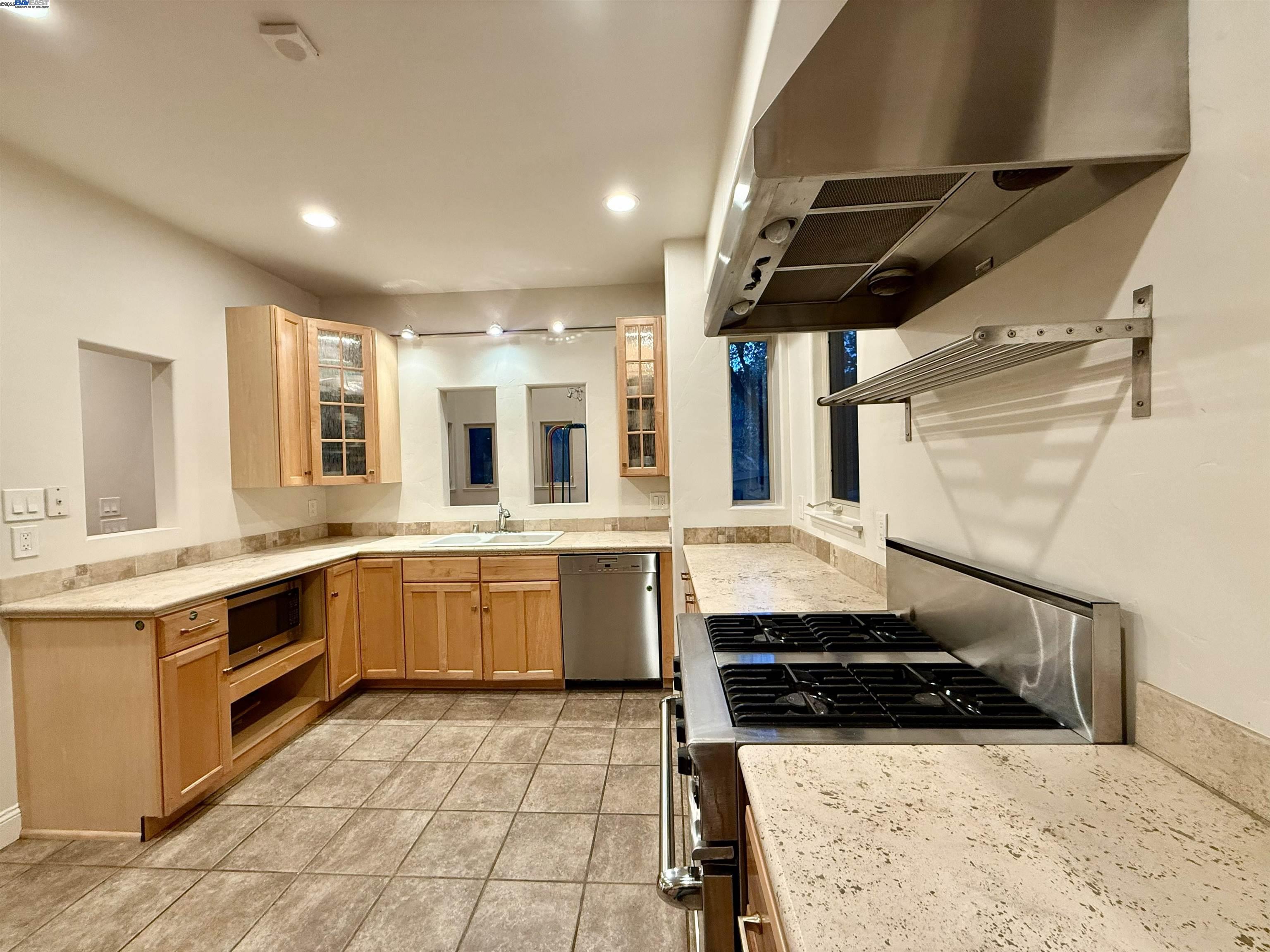 Detail Gallery Image 8 of 30 For 4400 Saint Andrews Rd, Oakland,  CA 94605 - 4 Beds | 2/1 Baths