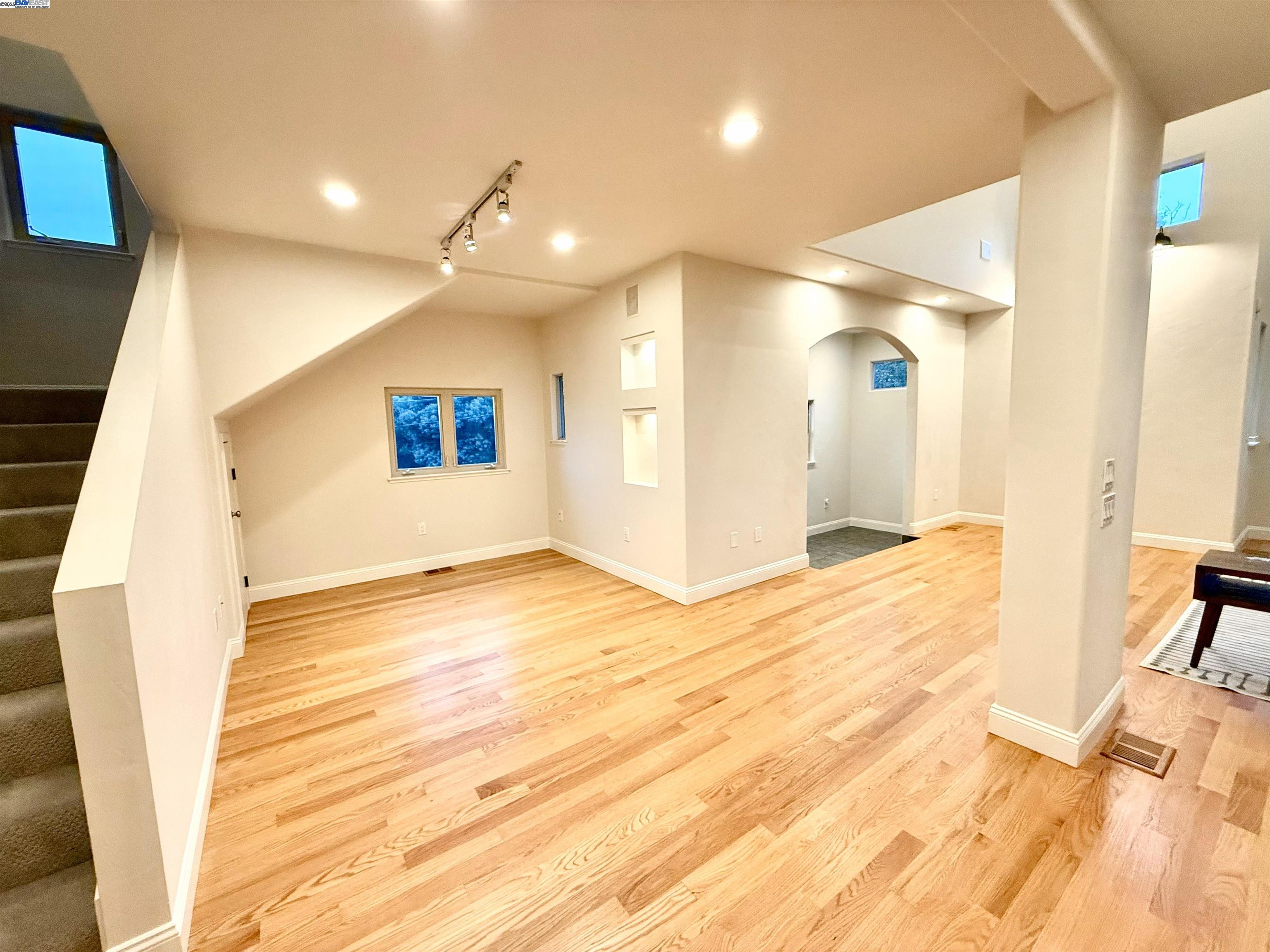 Detail Gallery Image 9 of 30 For 4400 Saint Andrews Rd, Oakland,  CA 94605 - 4 Beds | 2/1 Baths