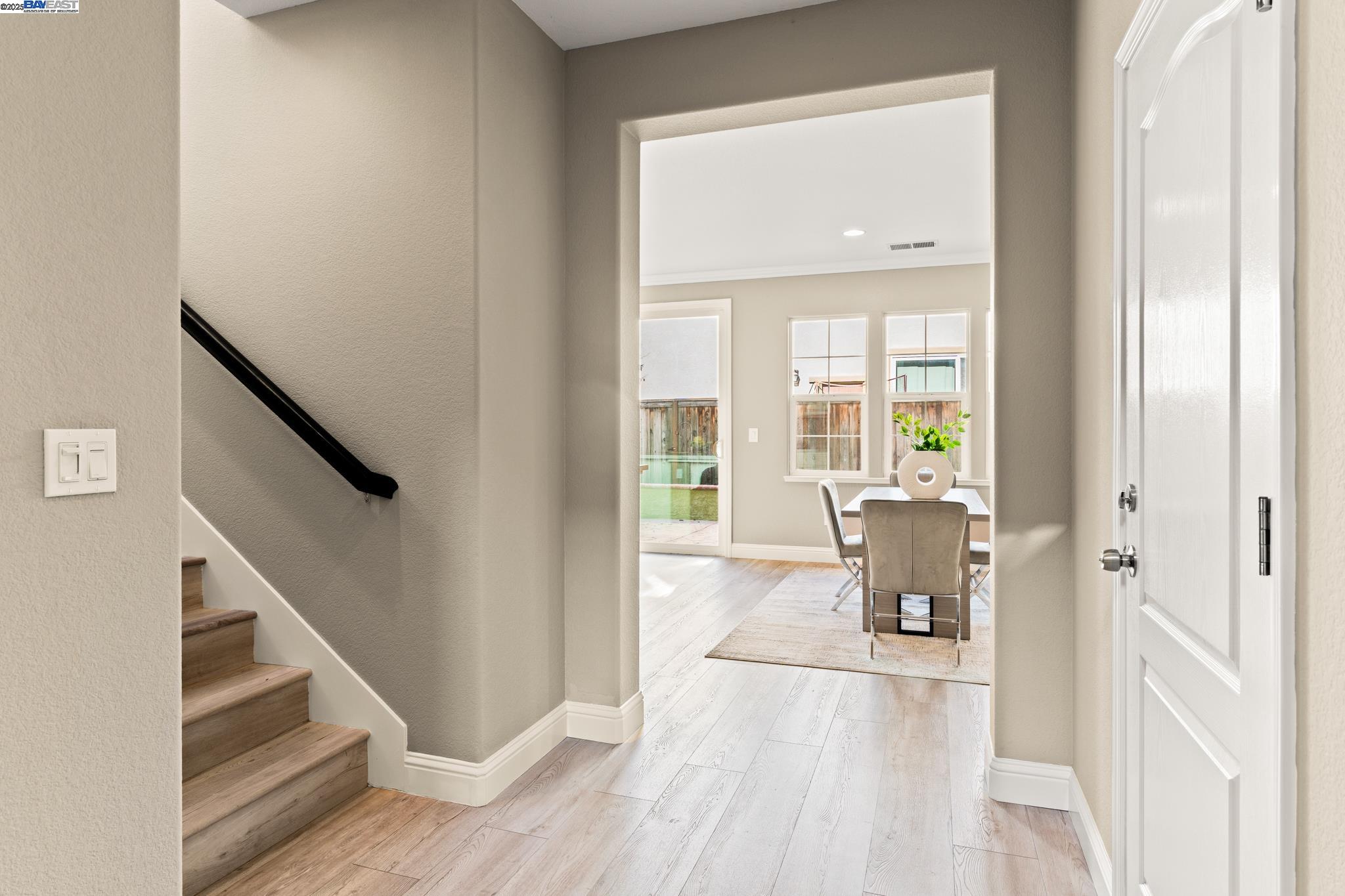 Detail Gallery Image 3 of 38 For 1525 Middle Ln, Hayward,  CA 94545 - 4 Beds | 3 Baths