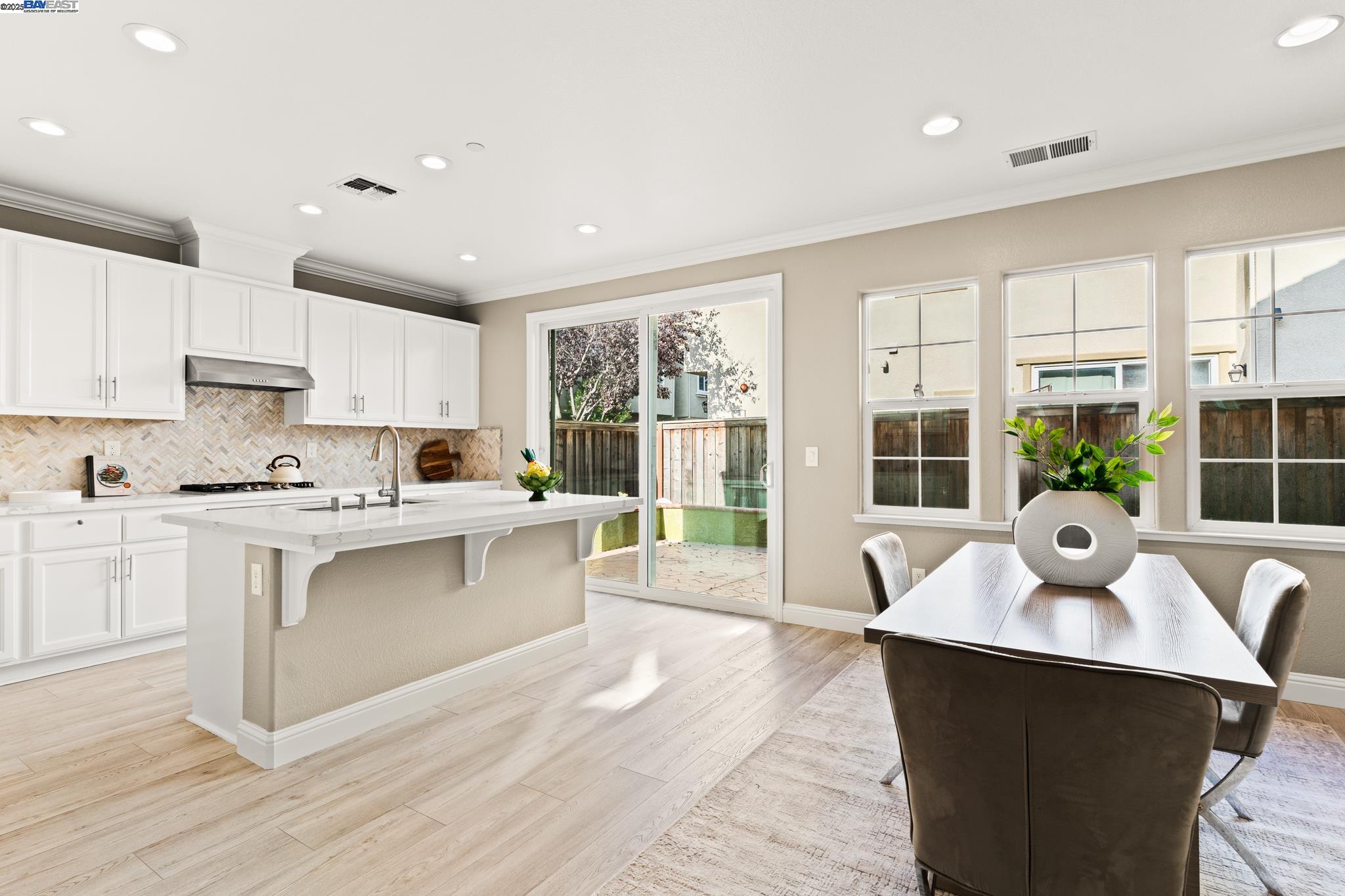 Detail Gallery Image 5 of 38 For 1525 Middle Ln, Hayward,  CA 94545 - 4 Beds | 3 Baths