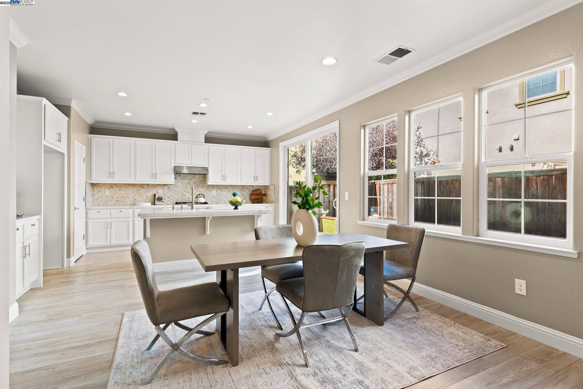 Detail Gallery Image 8 of 38 For 1525 Middle Ln, Hayward,  CA 94545 - 4 Beds | 3 Baths