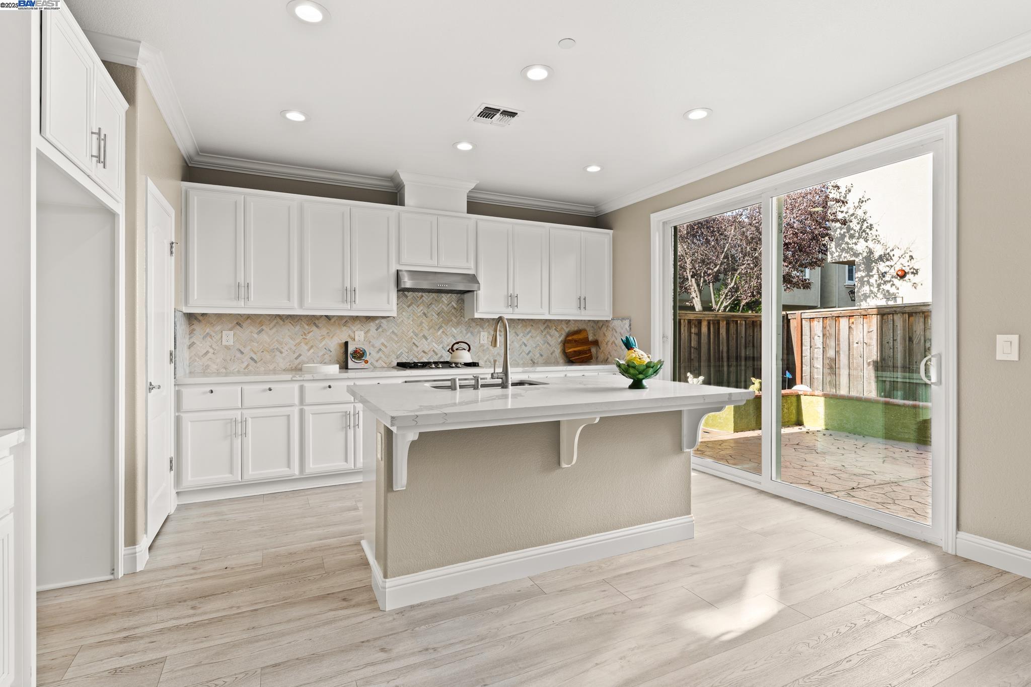 Detail Gallery Image 9 of 38 For 1525 Middle Ln, Hayward,  CA 94545 - 4 Beds | 3 Baths