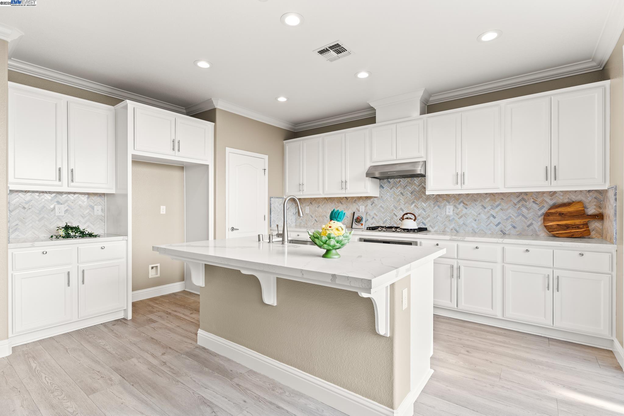 Detail Gallery Image 10 of 38 For 1525 Middle Ln, Hayward,  CA 94545 - 4 Beds | 3 Baths