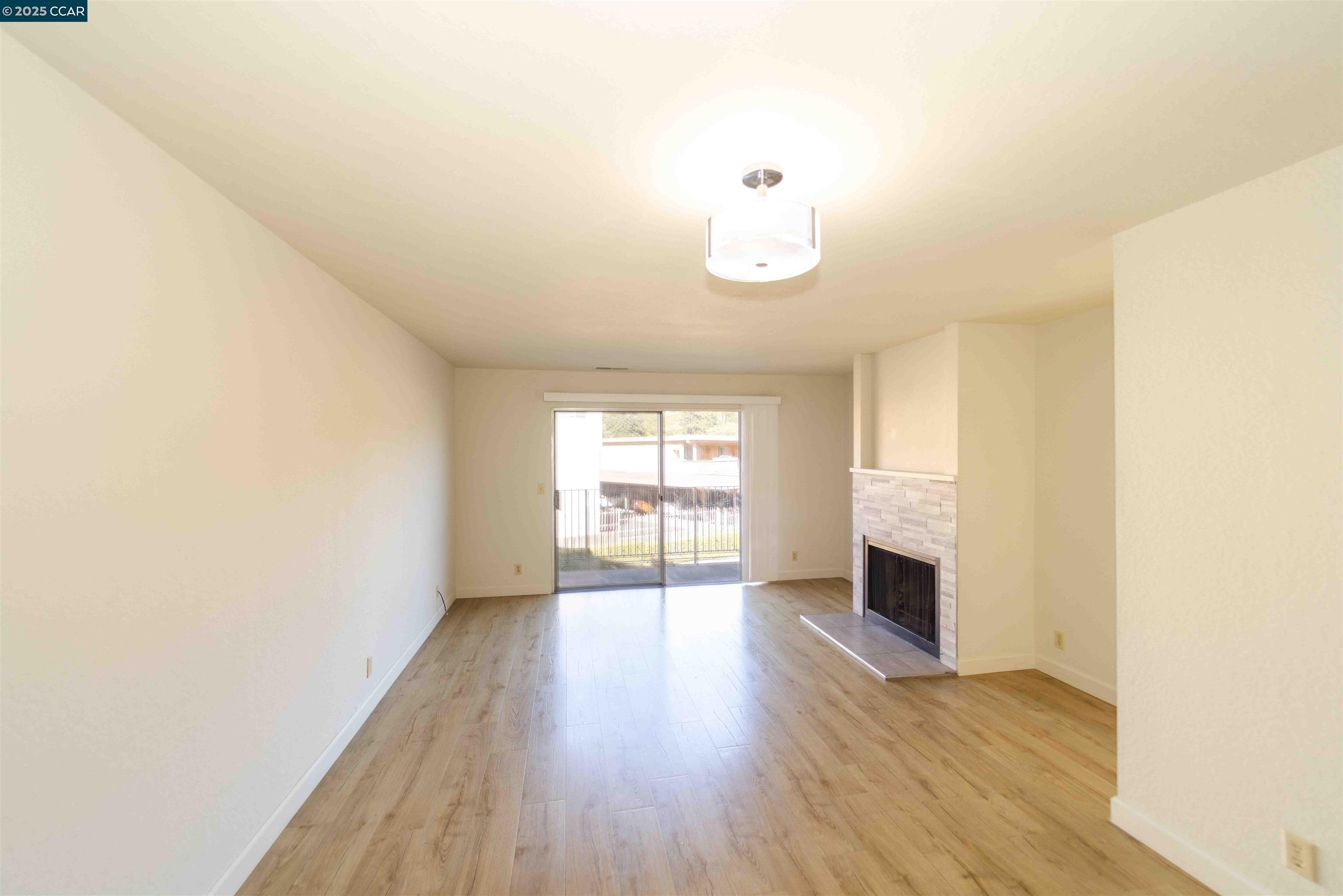 Detail Gallery Image 3 of 23 For 4811 Appian Wy #2/4,  El Sobrante,  CA 94803 - 2 Beds | 1/1 Baths
