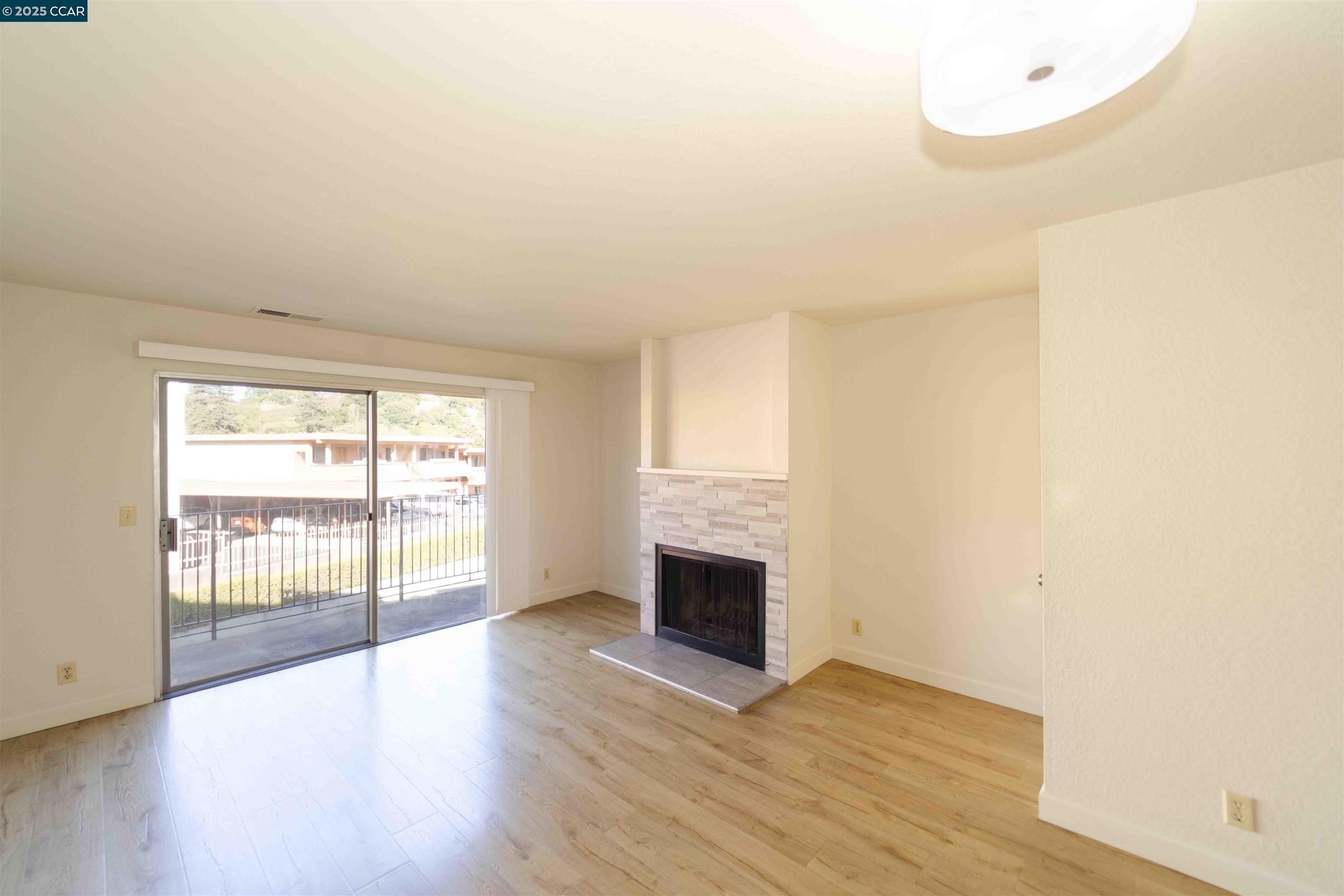 Detail Gallery Image 4 of 23 For 4811 Appian Wy #2/4,  El Sobrante,  CA 94803 - 2 Beds | 1/1 Baths