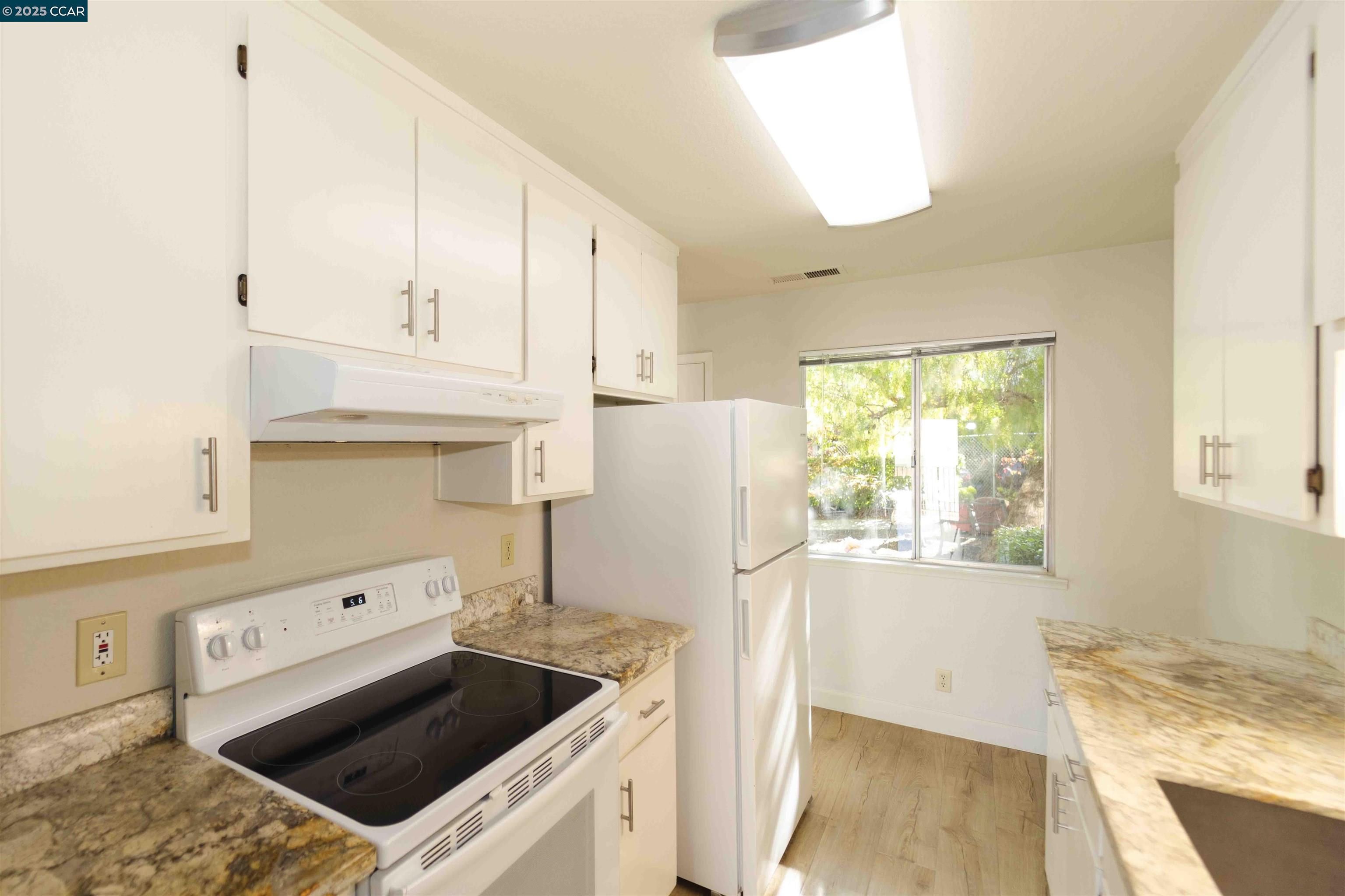Detail Gallery Image 8 of 23 For 4811 Appian Wy #2/4,  El Sobrante,  CA 94803 - 2 Beds | 1/1 Baths