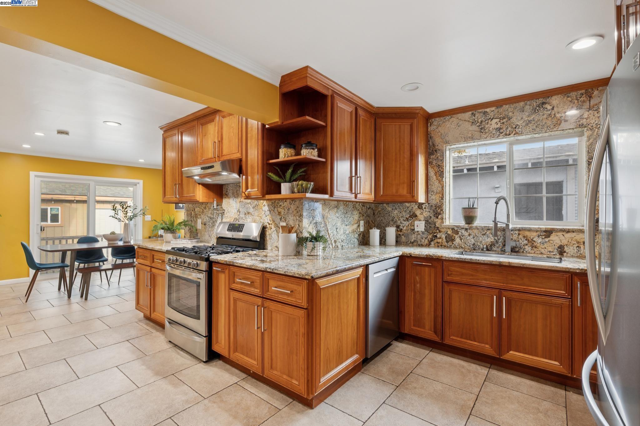 Detail Gallery Image 13 of 58 For 1815 102nd Ave, Oakland,  CA 94603 - 3 Beds | 3 Baths