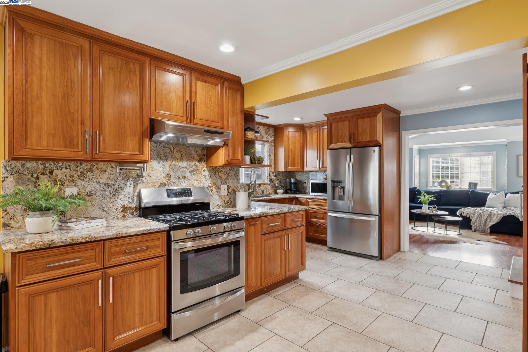 Detail Gallery Image 14 of 58 For 1815 102nd Ave, Oakland,  CA 94603 - 3 Beds | 3 Baths