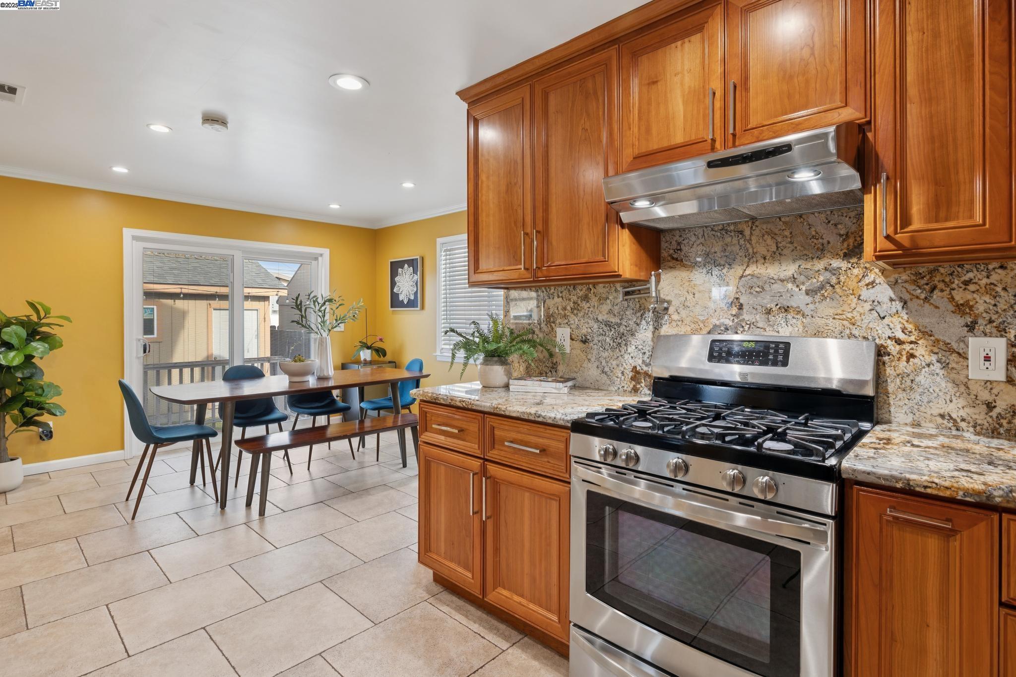 Detail Gallery Image 20 of 58 For 1815 102nd Ave, Oakland,  CA 94603 - 3 Beds | 3 Baths