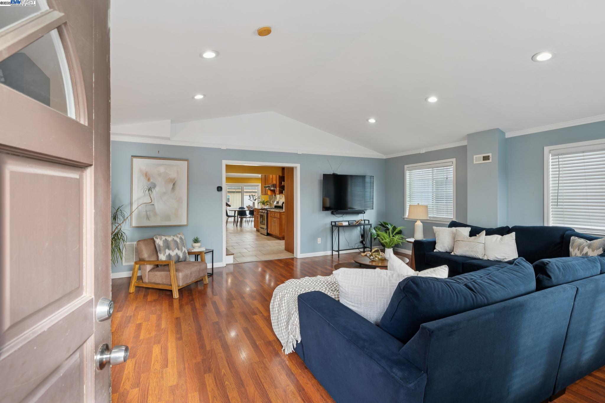 Detail Gallery Image 5 of 58 For 1815 102nd Ave, Oakland,  CA 94603 - 3 Beds | 3 Baths