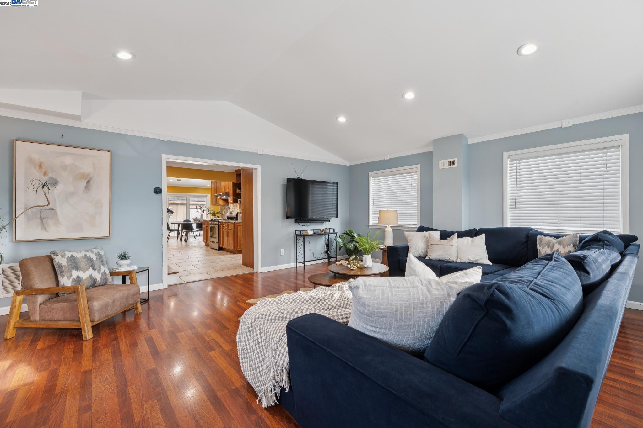 Detail Gallery Image 6 of 58 For 1815 102nd Ave, Oakland,  CA 94603 - 3 Beds | 3 Baths