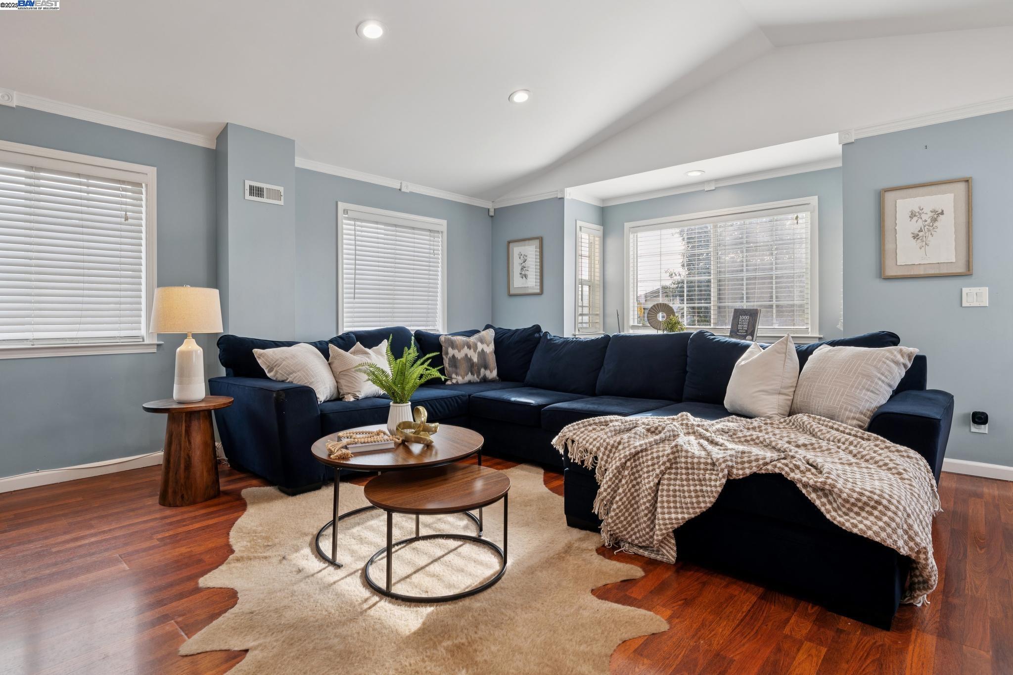 Detail Gallery Image 9 of 58 For 1815 102nd Ave, Oakland,  CA 94603 - 3 Beds | 3 Baths