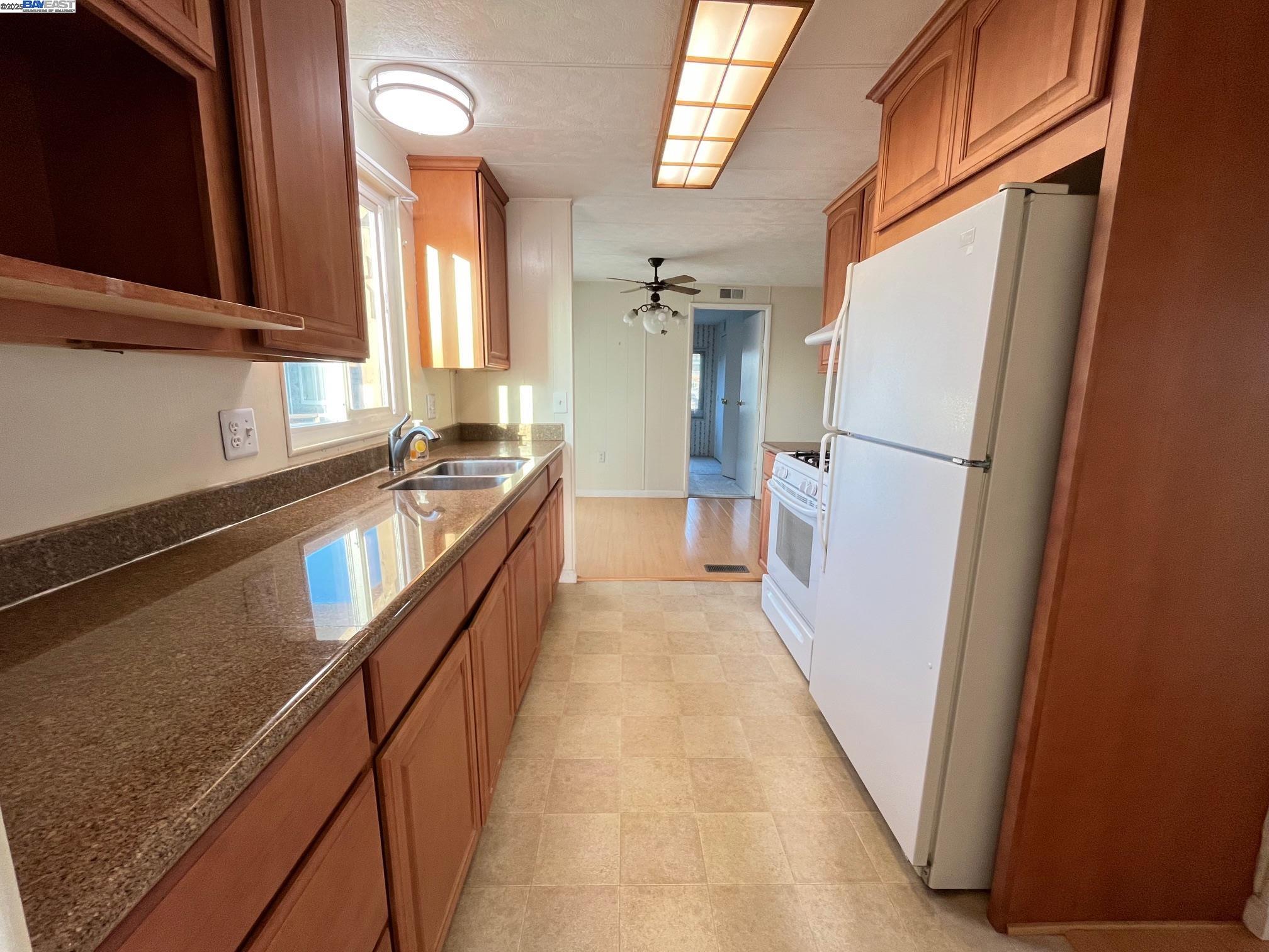 Detail Gallery Image 3 of 24 For 4141 Deep Creek Rd. #180,  Fremont,  CA 94555 - 2 Beds | 1/1 Baths