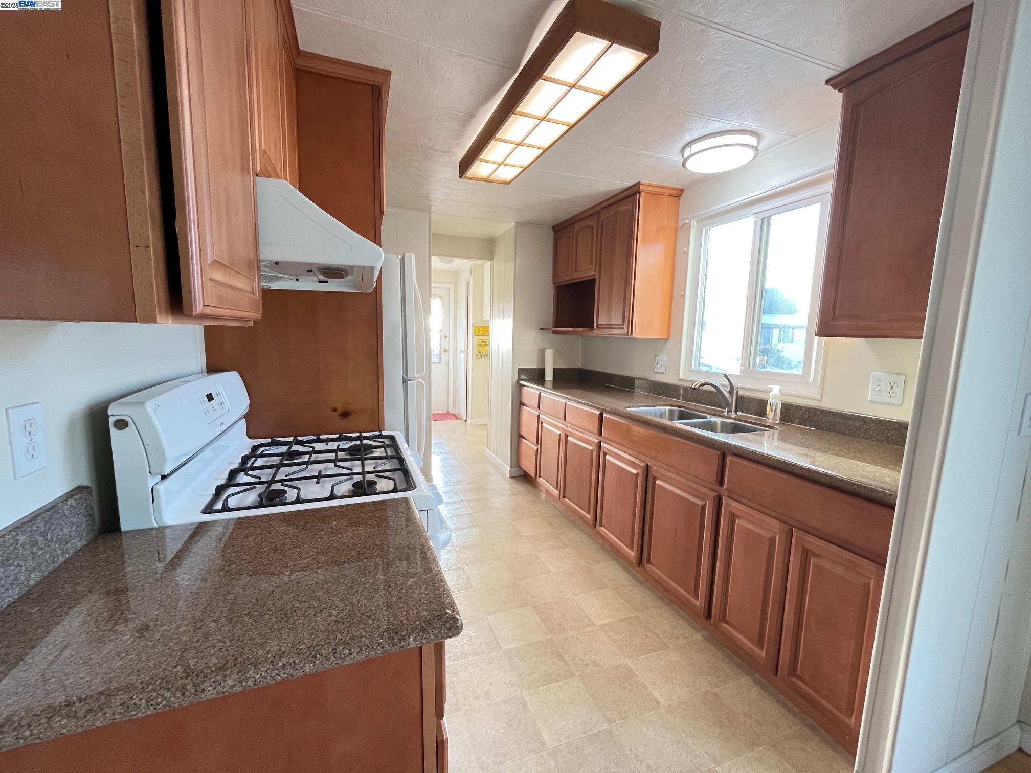 Detail Gallery Image 5 of 24 For 4141 Deep Creek Rd. #180,  Fremont,  CA 94555 - 2 Beds | 1/1 Baths