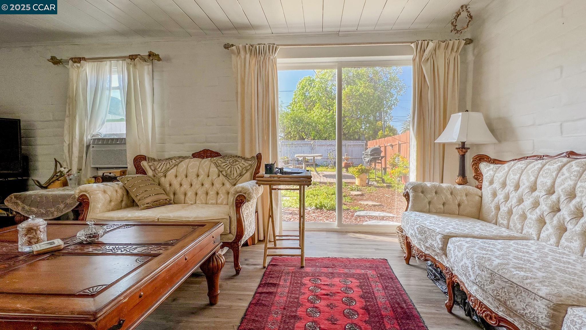 Detail Gallery Image 6 of 31 For 2947 Concord Blvd, Concord,  CA 94519 - 2 Beds | 2 Baths