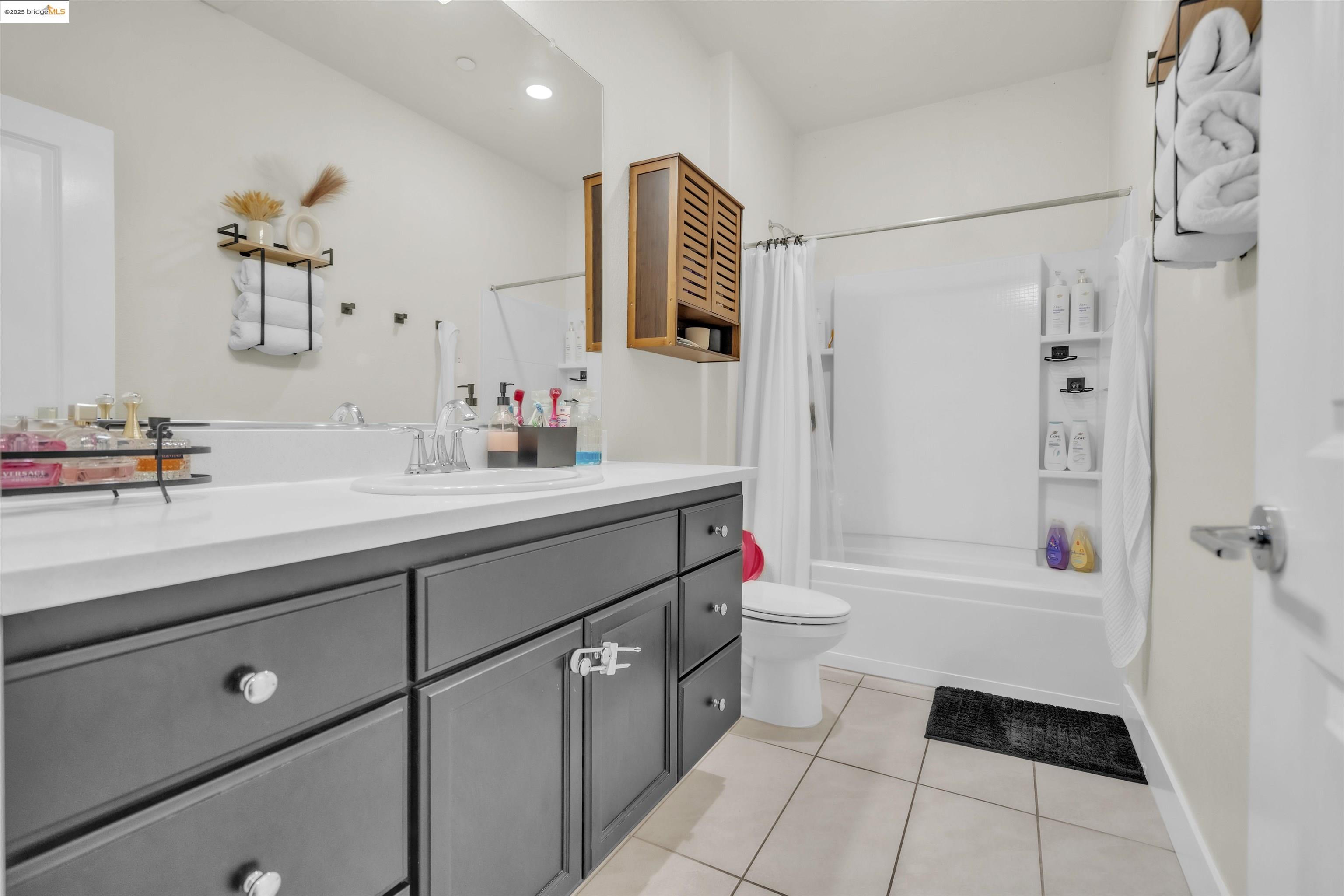 Detail Gallery Image 14 of 19 For 16977 Bach Dr, Lathrop,  CA 95330 - 3 Beds | 3 Baths