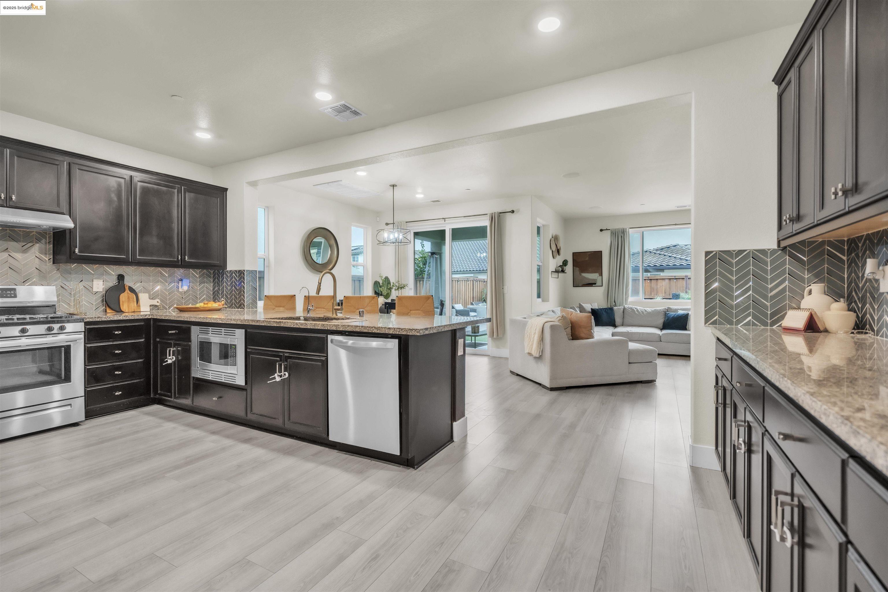 Detail Gallery Image 4 of 19 For 16977 Bach Dr, Lathrop,  CA 95330 - 3 Beds | 3 Baths