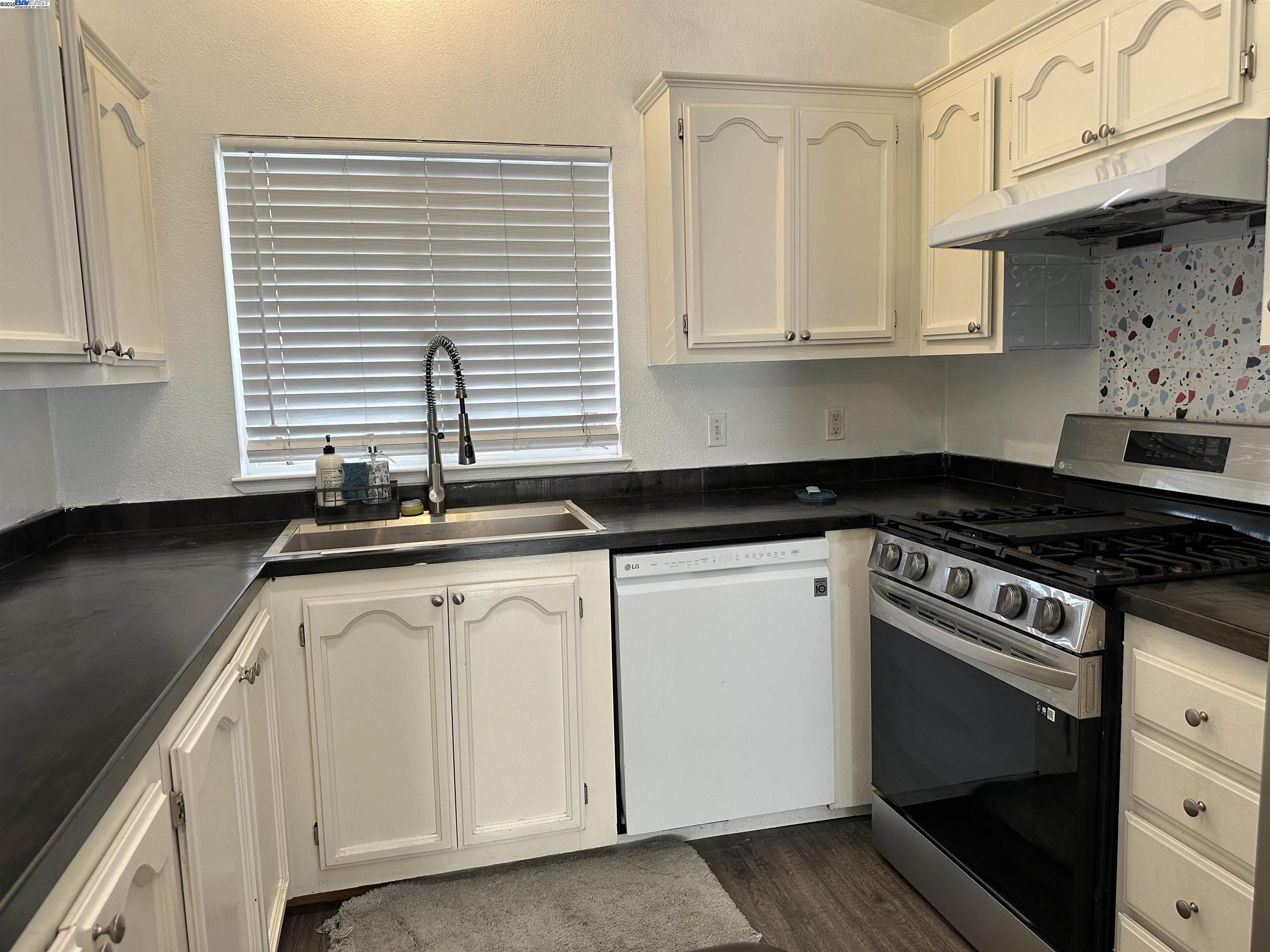 Detail Gallery Image 8 of 27 For 294 Winnipeg Ter, Fremont,  CA 94538 - 3 Beds | 2 Baths