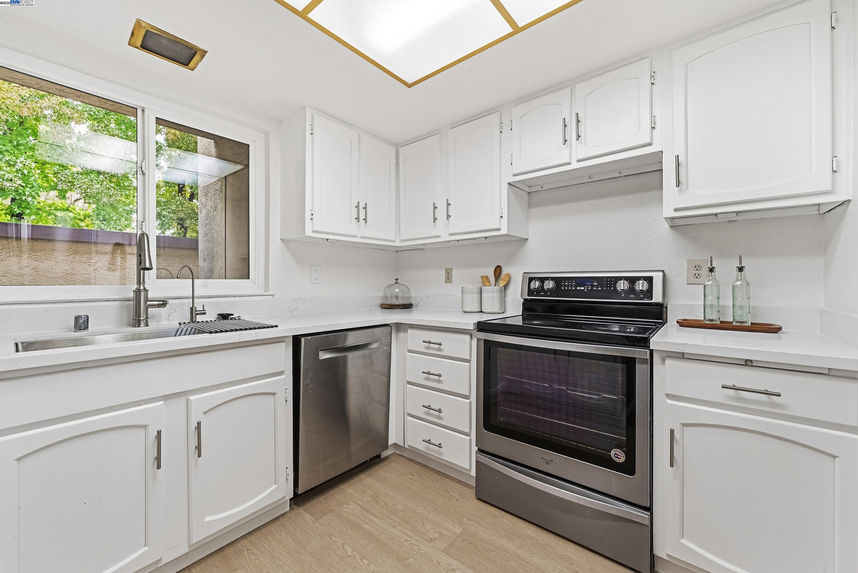 Detail Gallery Image 7 of 33 For 4436 Del Valle Pkwy, Pleasanton,  CA 94566 - 3 Beds | 1/1 Baths