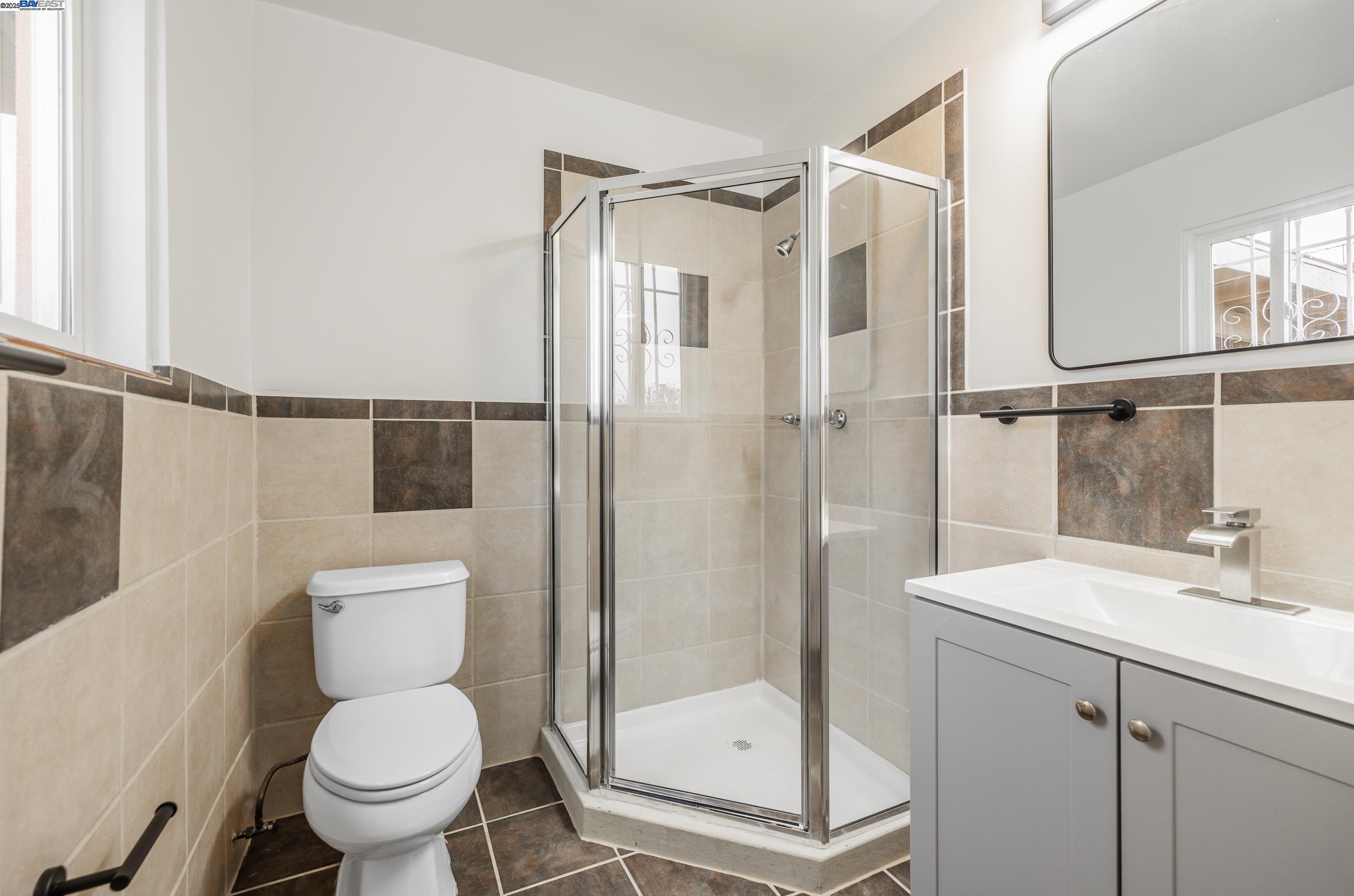 Detail Gallery Image 17 of 41 For 1230 79th Ave, Oakland,  CA 94621 - 5 Beds | 3 Baths