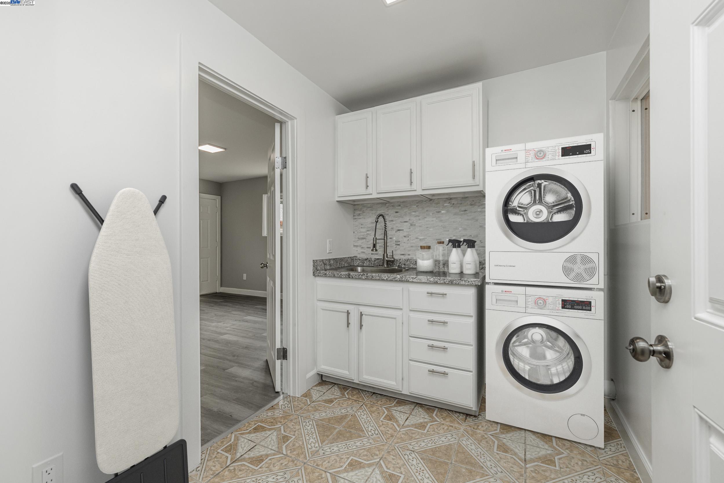 Detail Gallery Image 18 of 41 For 1230 79th Ave, Oakland,  CA 94621 - 5 Beds | 3 Baths