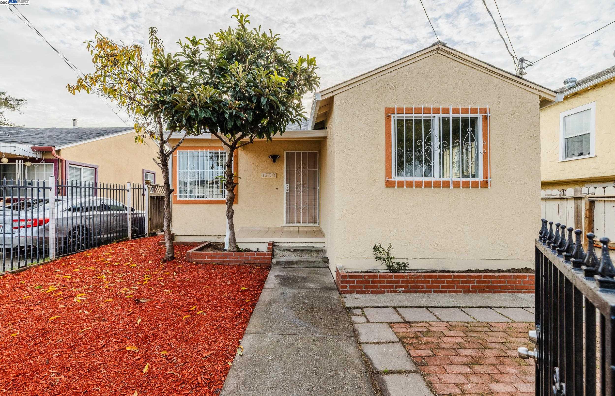 Detail Gallery Image 3 of 41 For 1230 79th Ave, Oakland,  CA 94621 - 5 Beds | 3 Baths