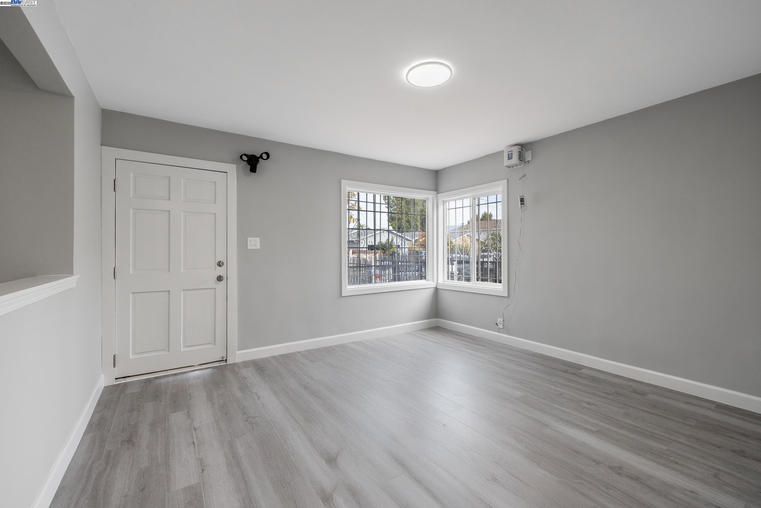 Detail Gallery Image 5 of 41 For 1230 79th Ave, Oakland,  CA 94621 - 5 Beds | 3 Baths